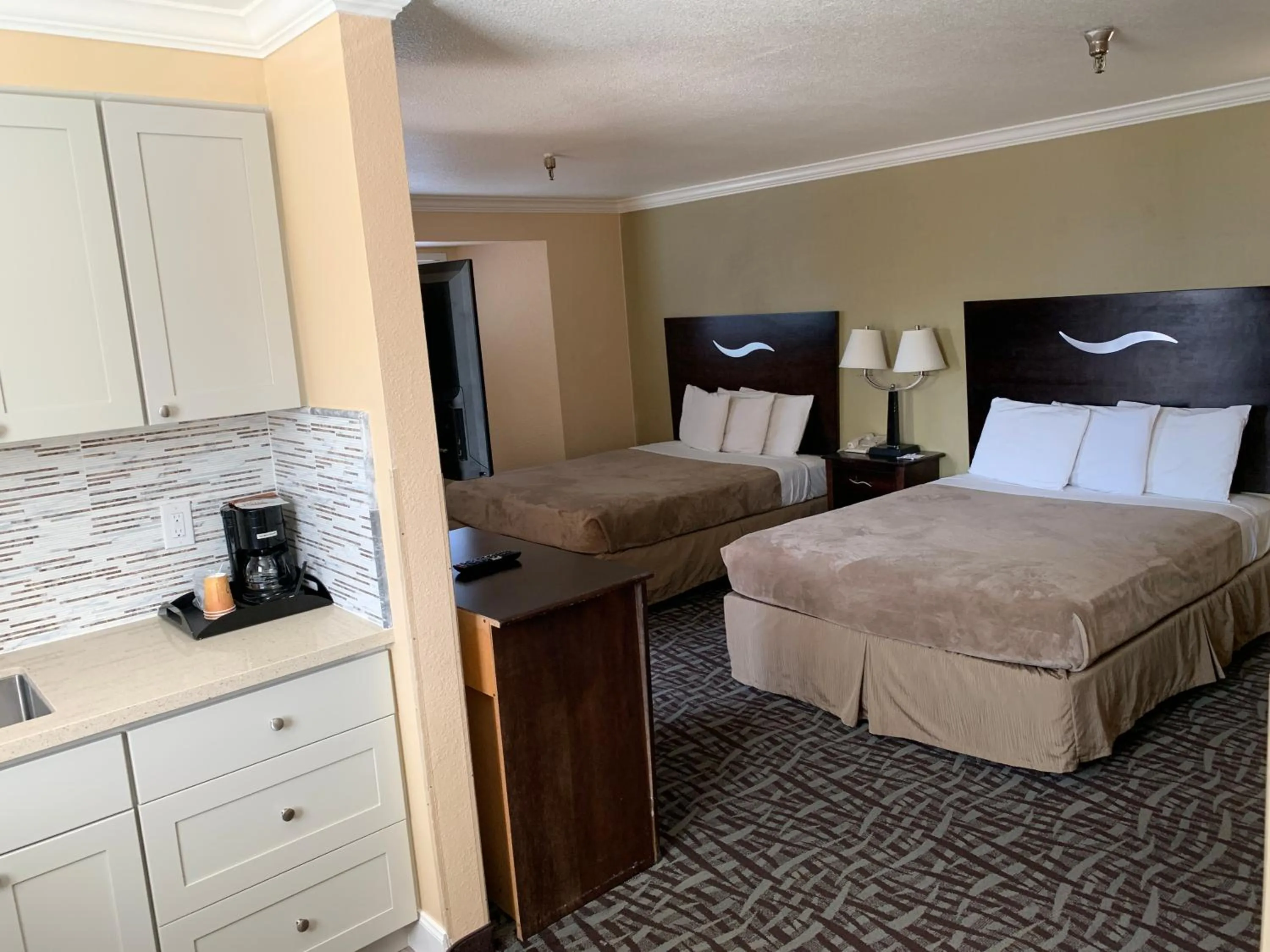 Two Queen Beds Kitchenette Room in PACIFIC DRIFT San Francisco Pacifica