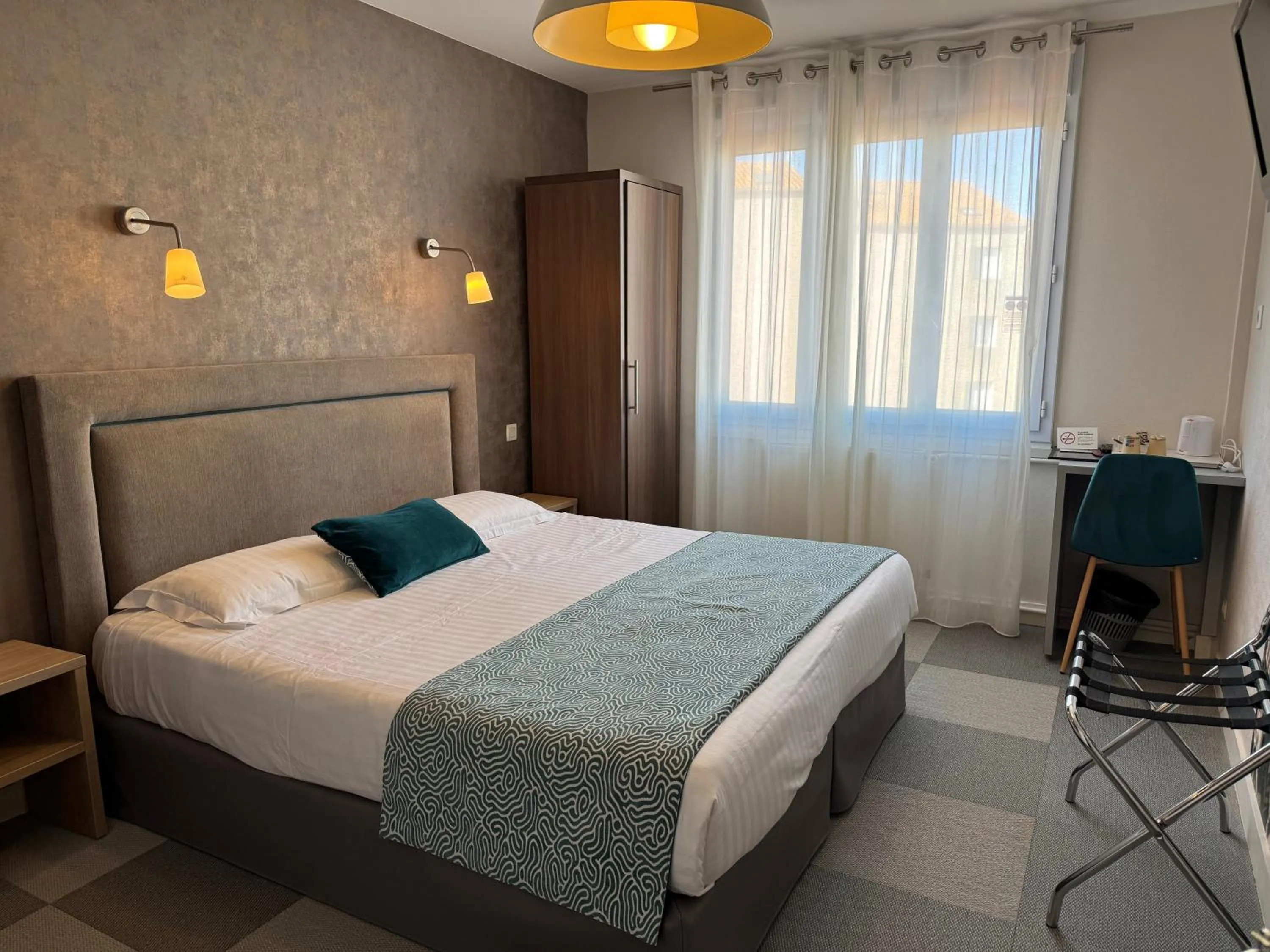 Double Room with King-Size Bed in Hôtel Calme Des Pins & Spa