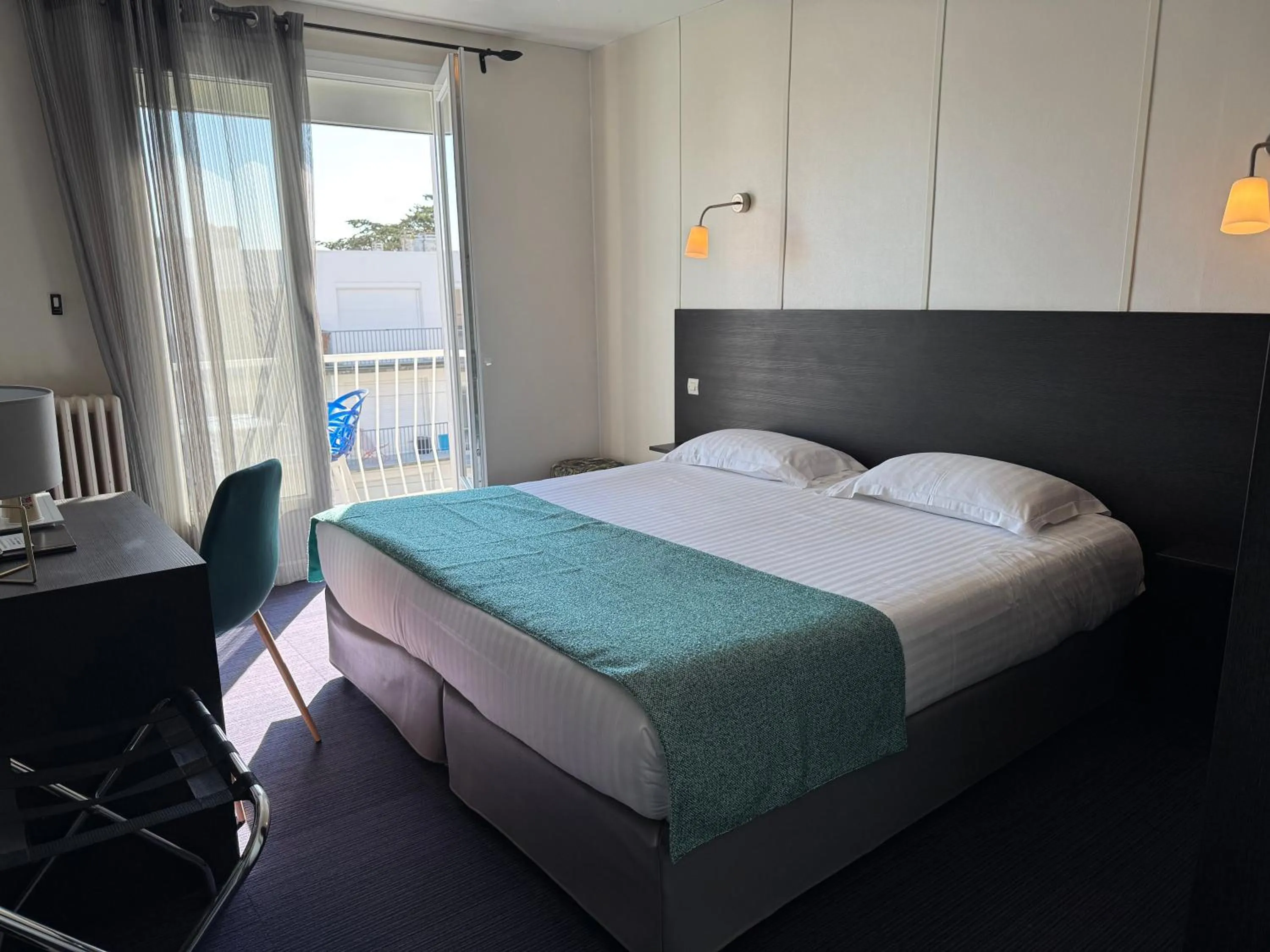 Double Room with King-Size Bed (Balcony) in Hôtel Calme Des Pins & Spa