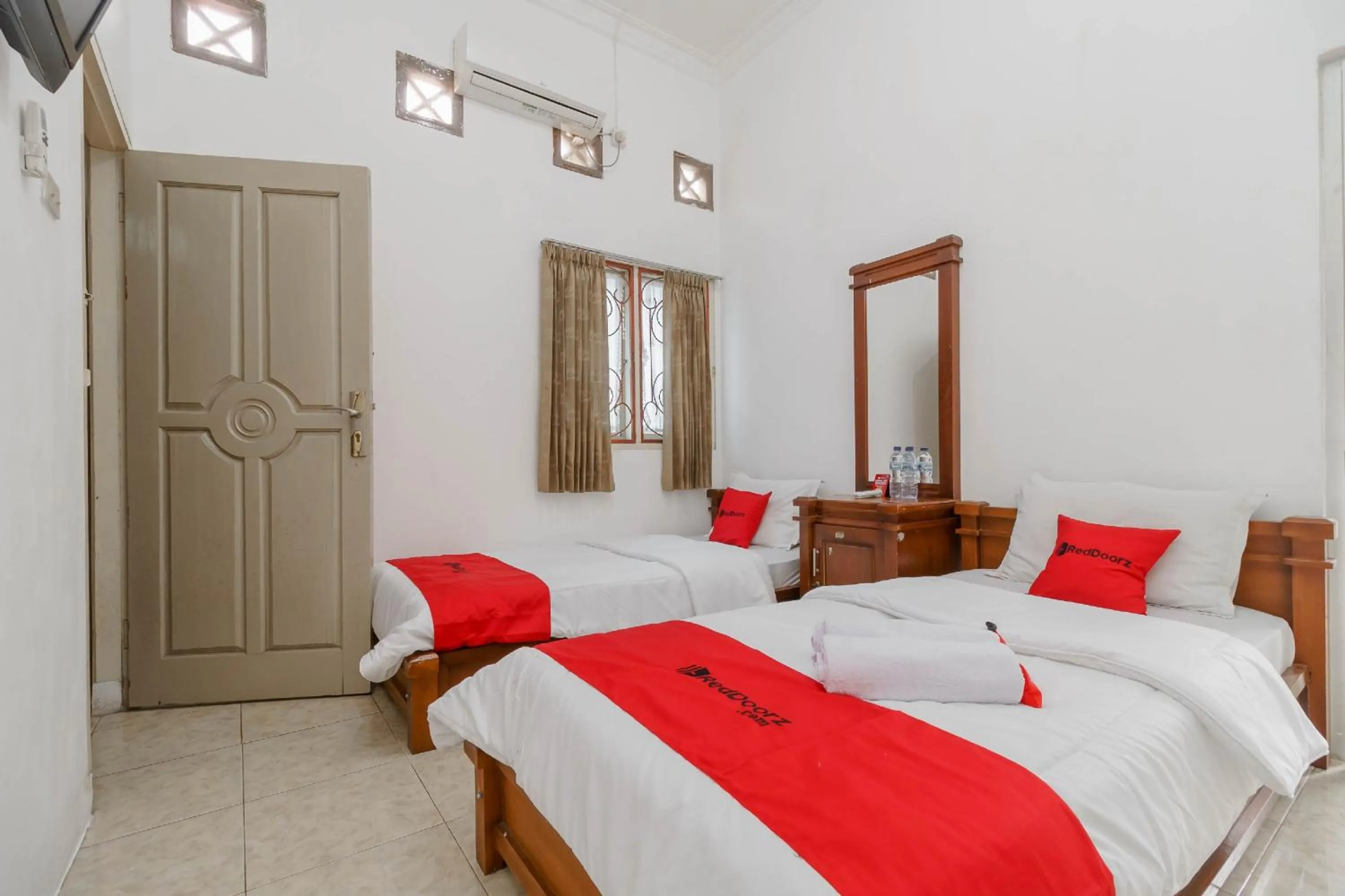 Twin Room in RedDoorz Syariah near Watervang Lubuk Linggau 2