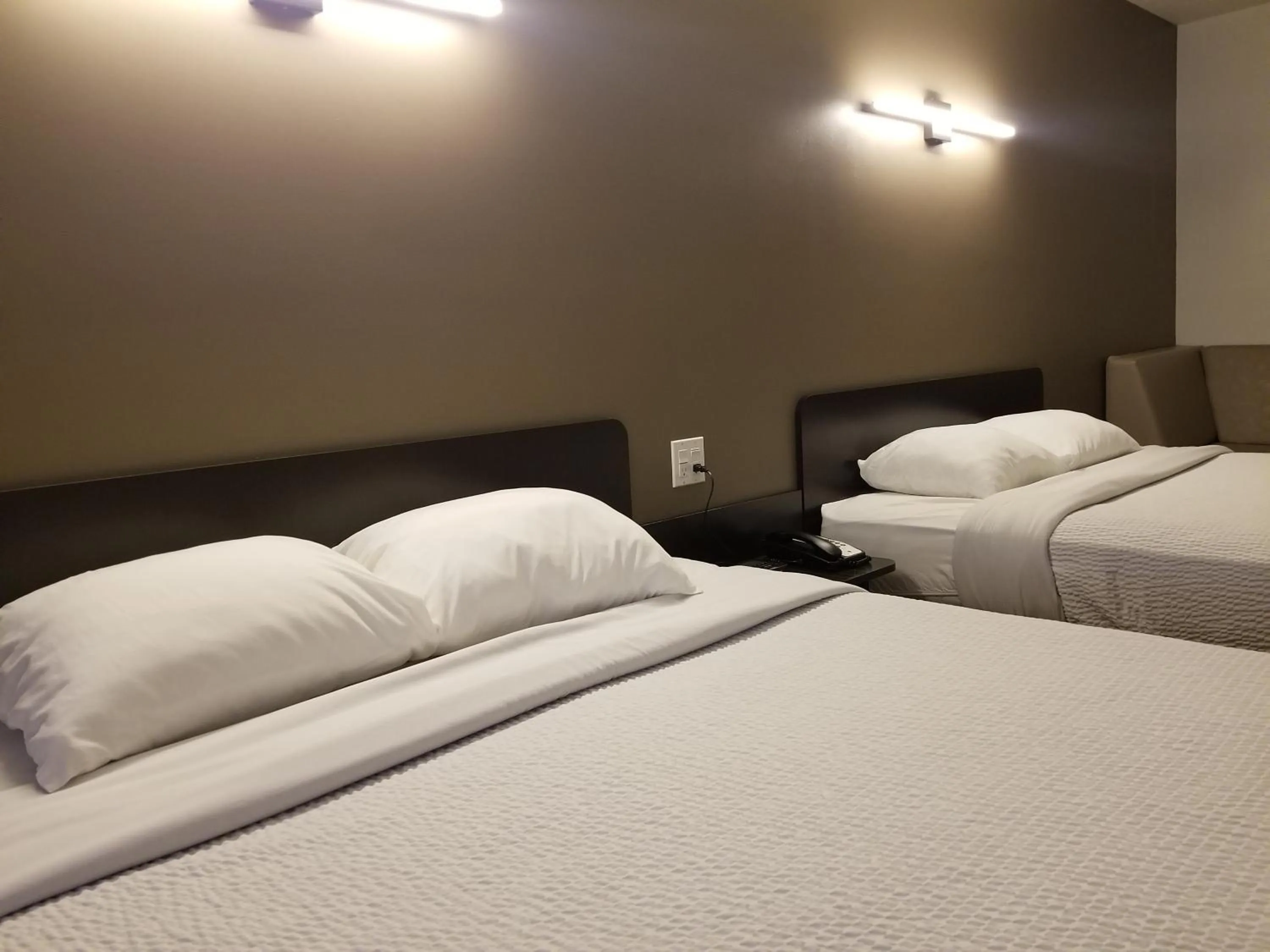 Deluxe Queen Room with Two Queen Beds in Joys Inn Innisfail, AB