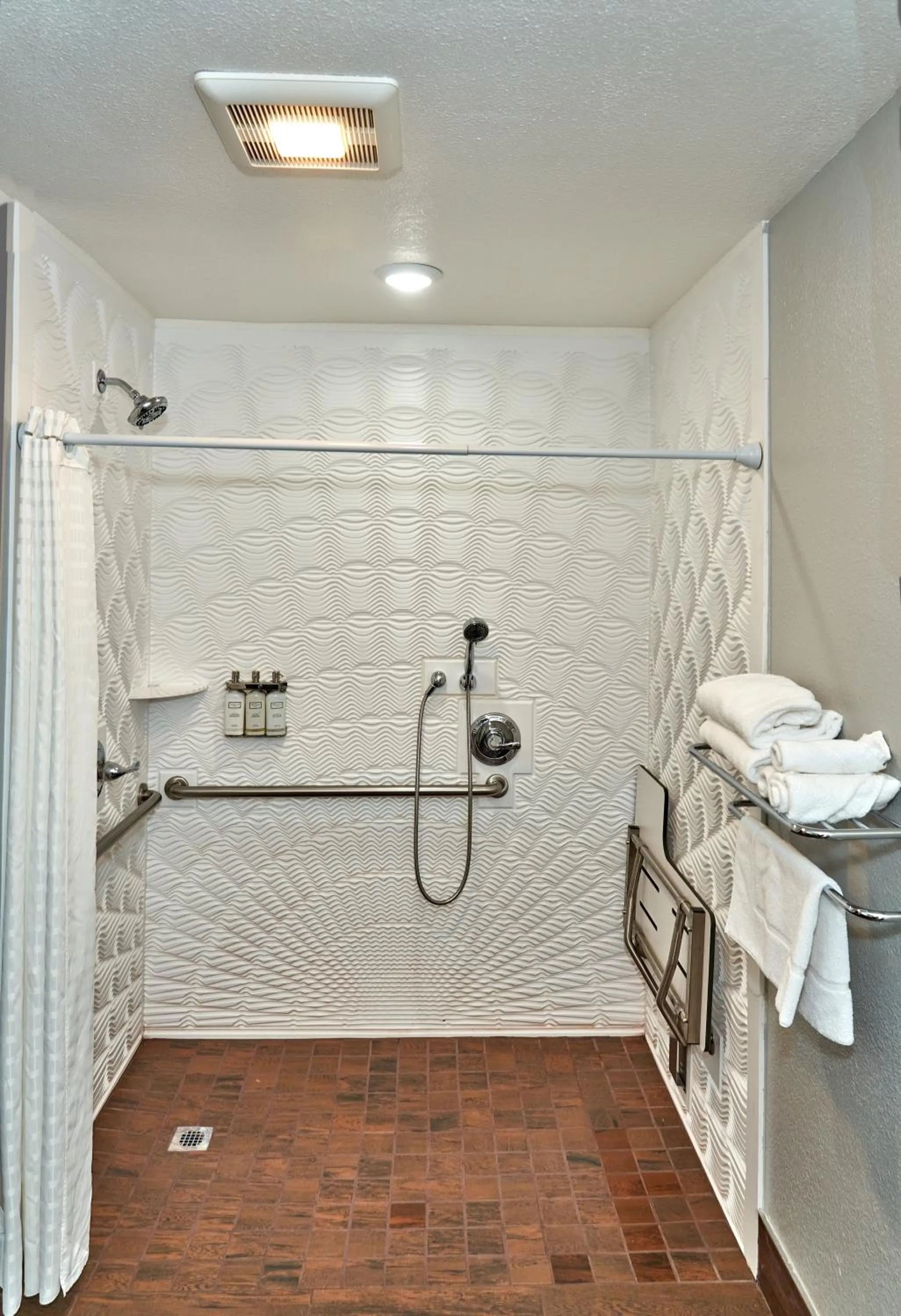 King Room with Roll-In Shower - Disability Access in Hotel Aria