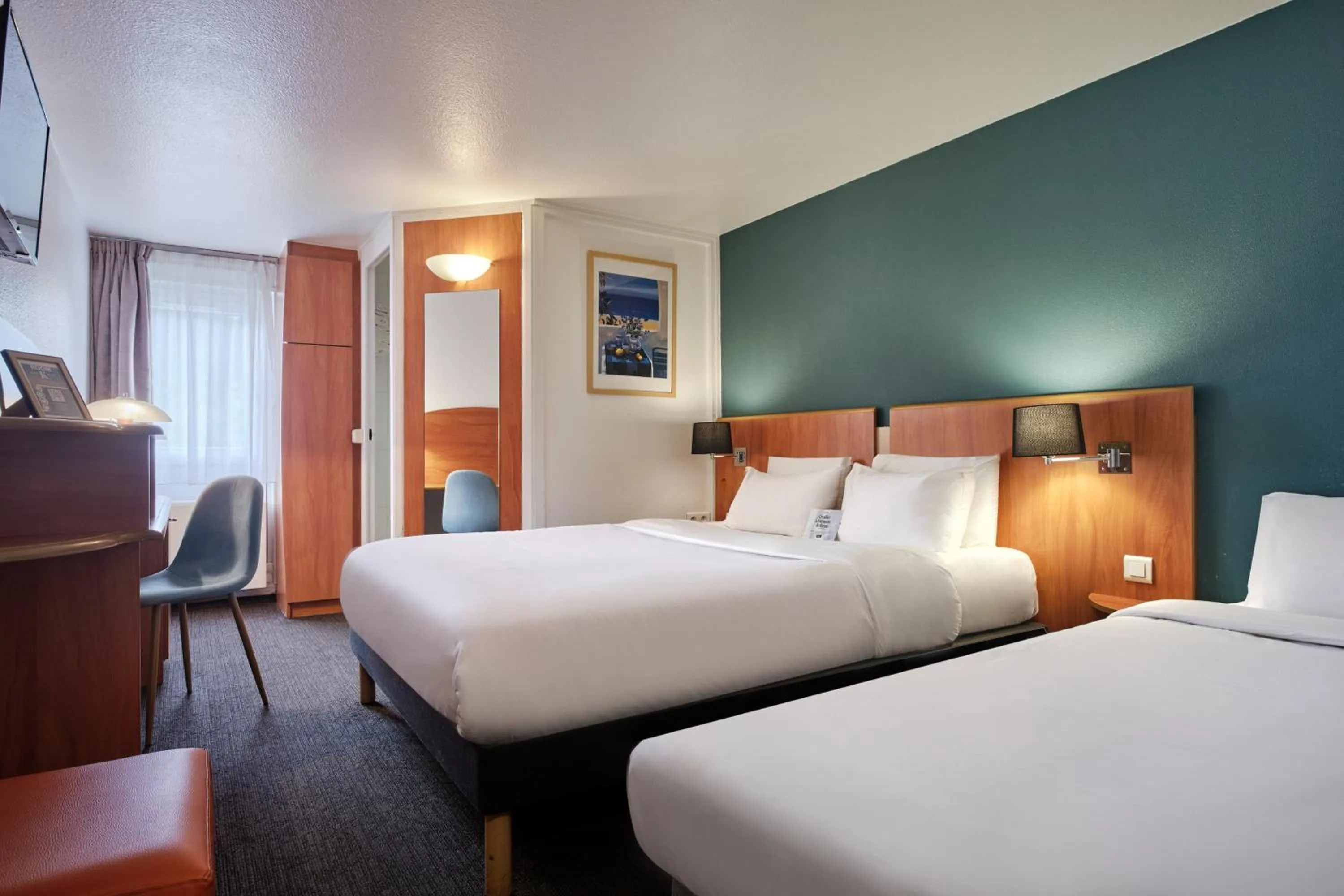 Triple Room (1 Double Bed + 1 Single Bed) in Kyriad Paris Sud Les Ulis Courtaboeuf