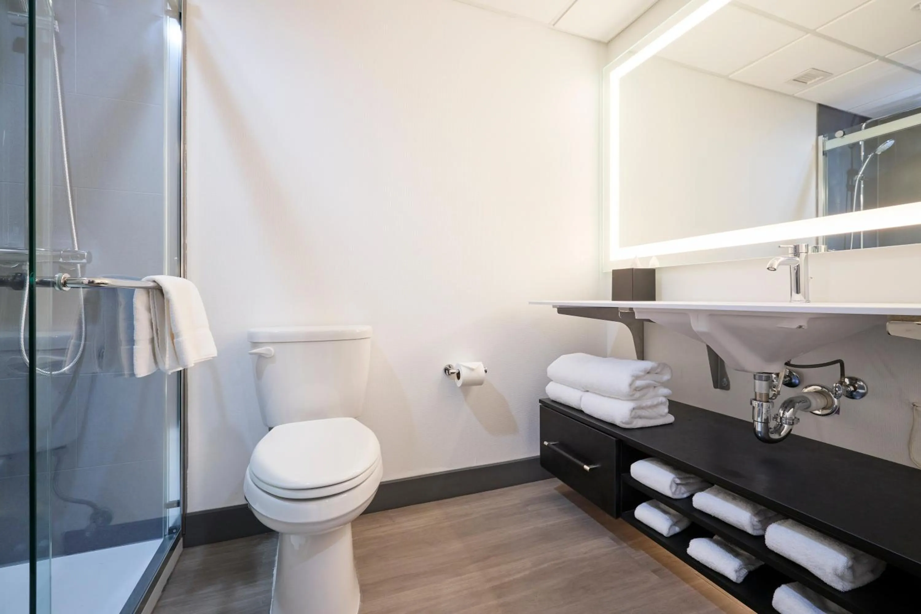 Double Room in Gateway Hotel and Conference Center