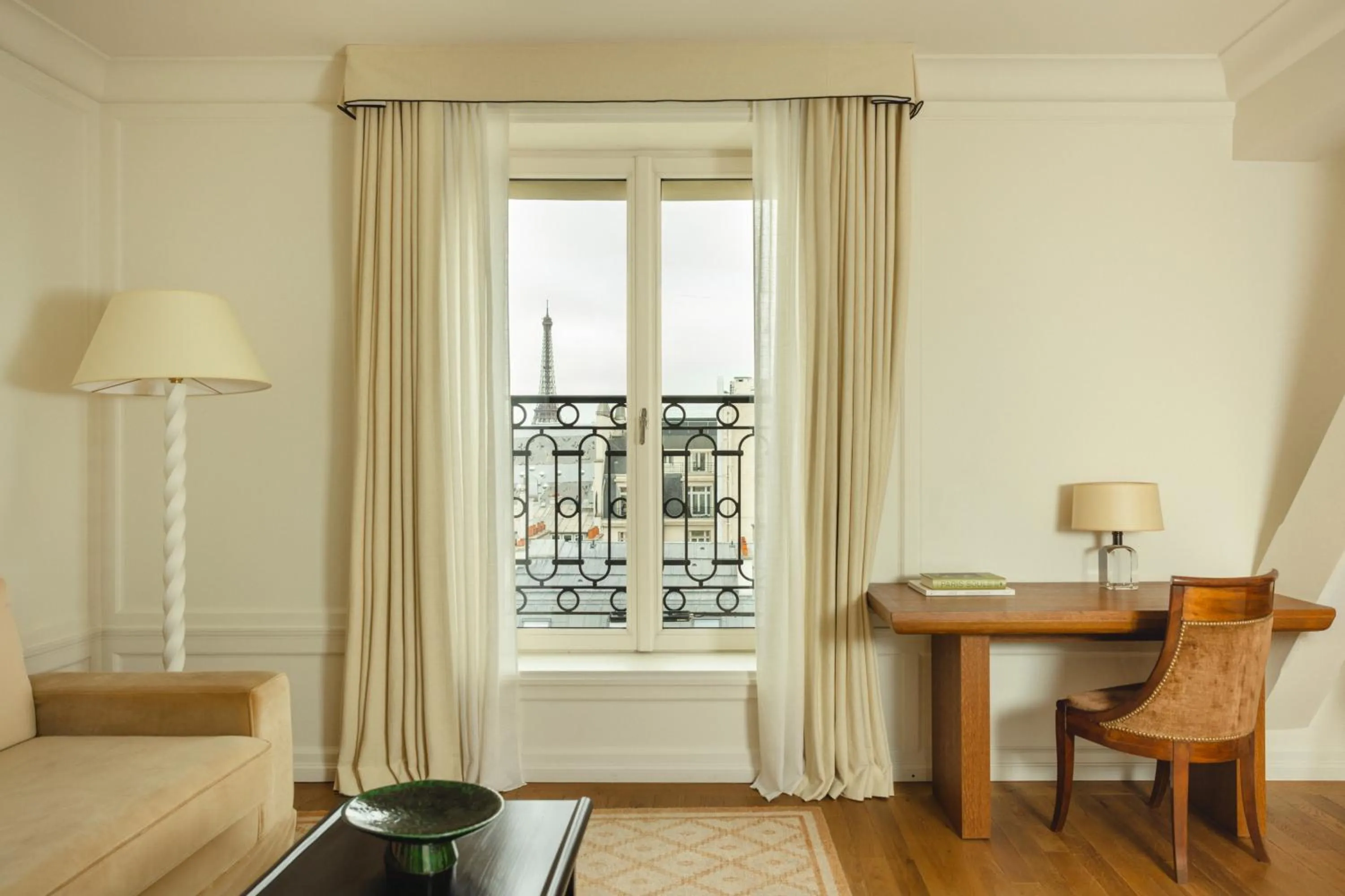 Suite with view on the Eiffel Tower in Hôtel Balzac Paris & Spa Ikoï