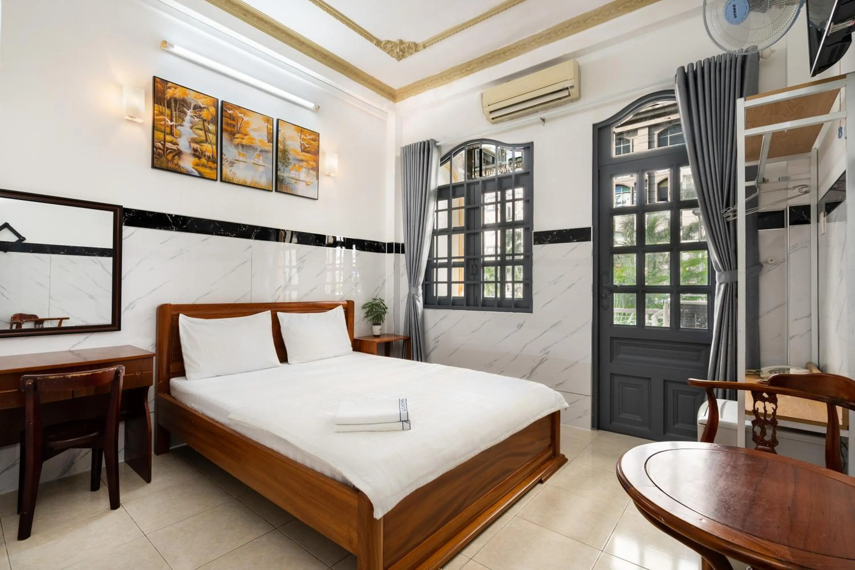 Deluxe Double Room with Balcony in Lam Sơn Hotel