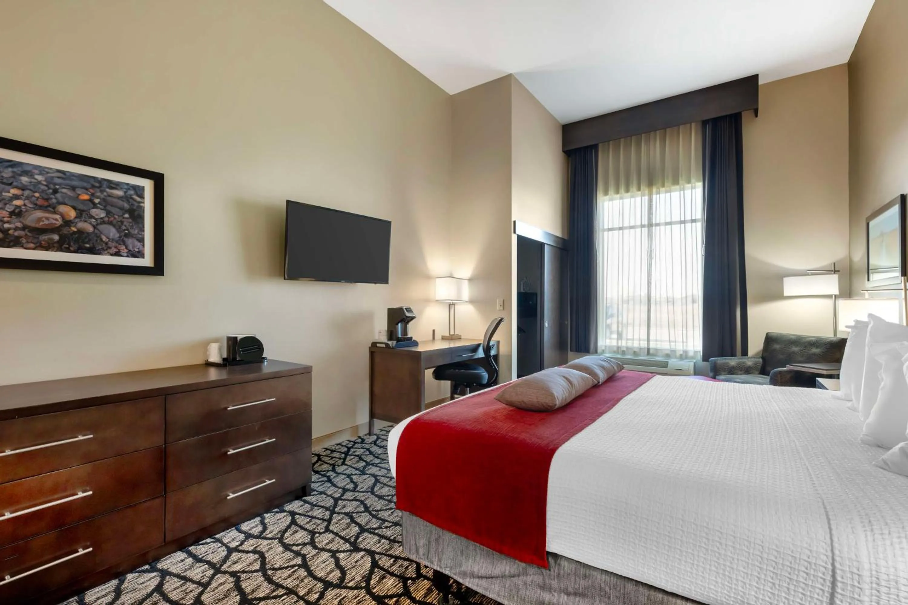 King Room with Roll-In Shower - Disability Access in Best Western Plus Lakeview Hotel