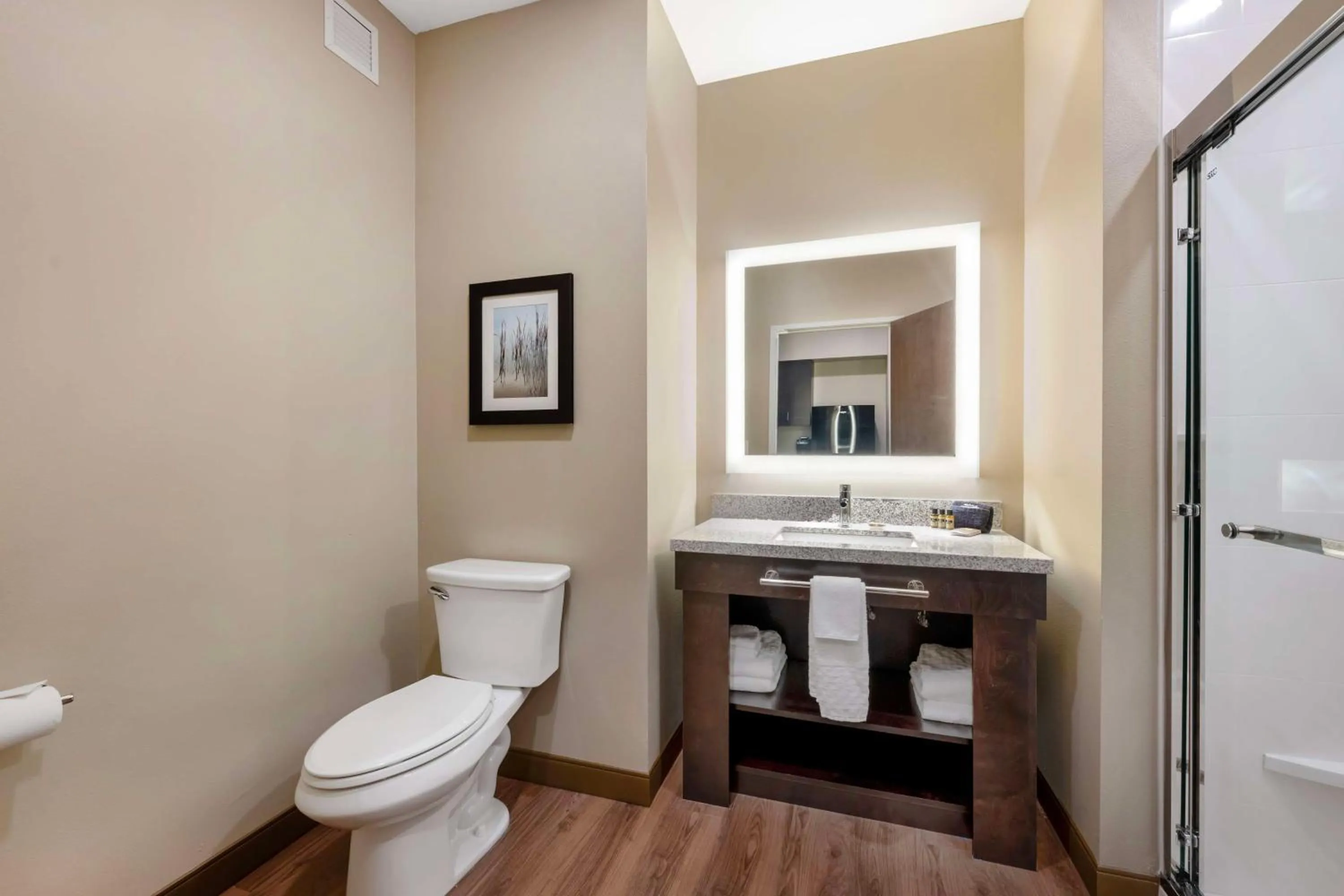 King Suite with Chaise and Kitchenette - Communication Assistance/Non-Smoking in Best Western Plus Lakeview Hotel