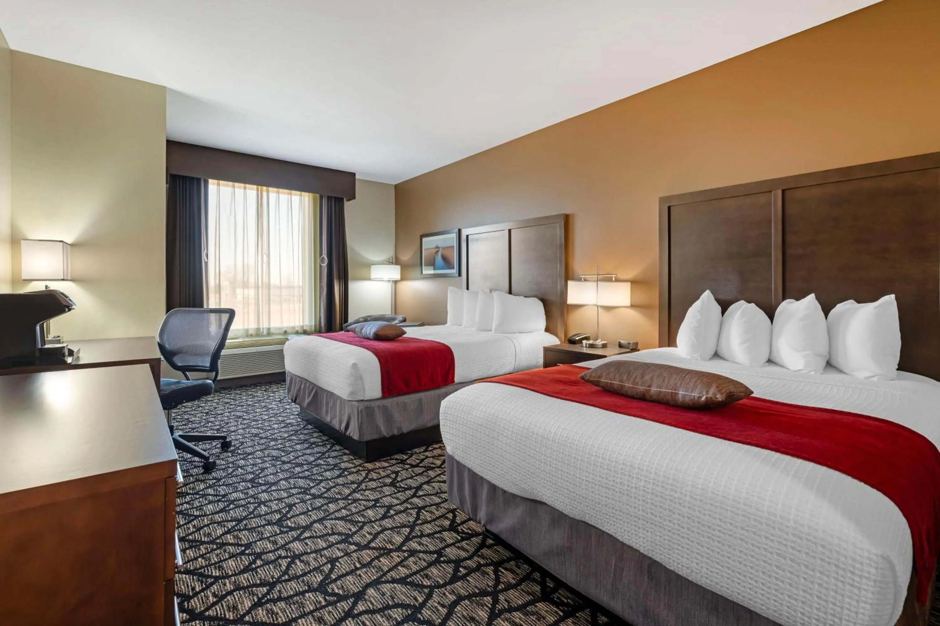 Queen Room with Two Queen Beds with Mobility Accessible Tub in Best Western Plus Lakeview Hotel