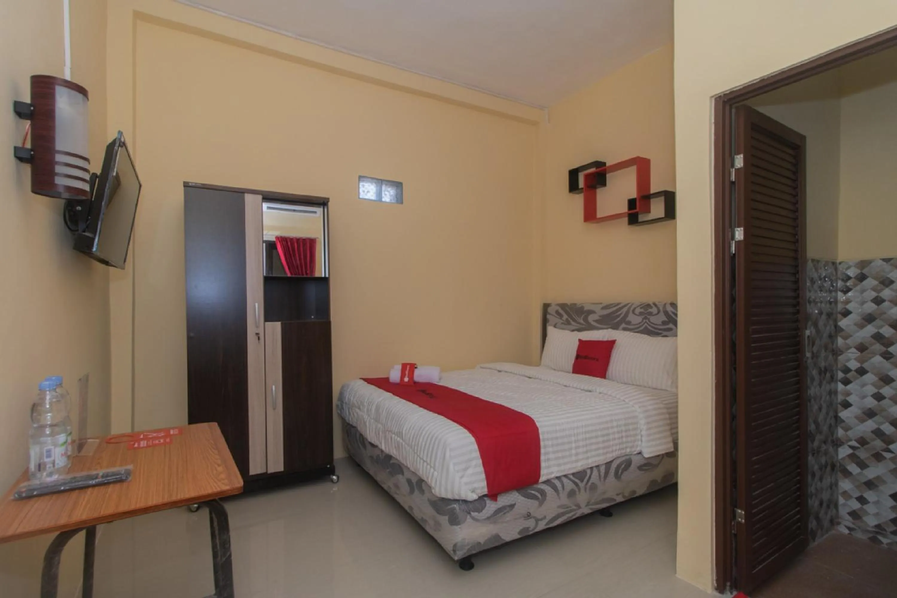 Double Room in RedDoorz Syariah near Politeknik Negeri Madiun