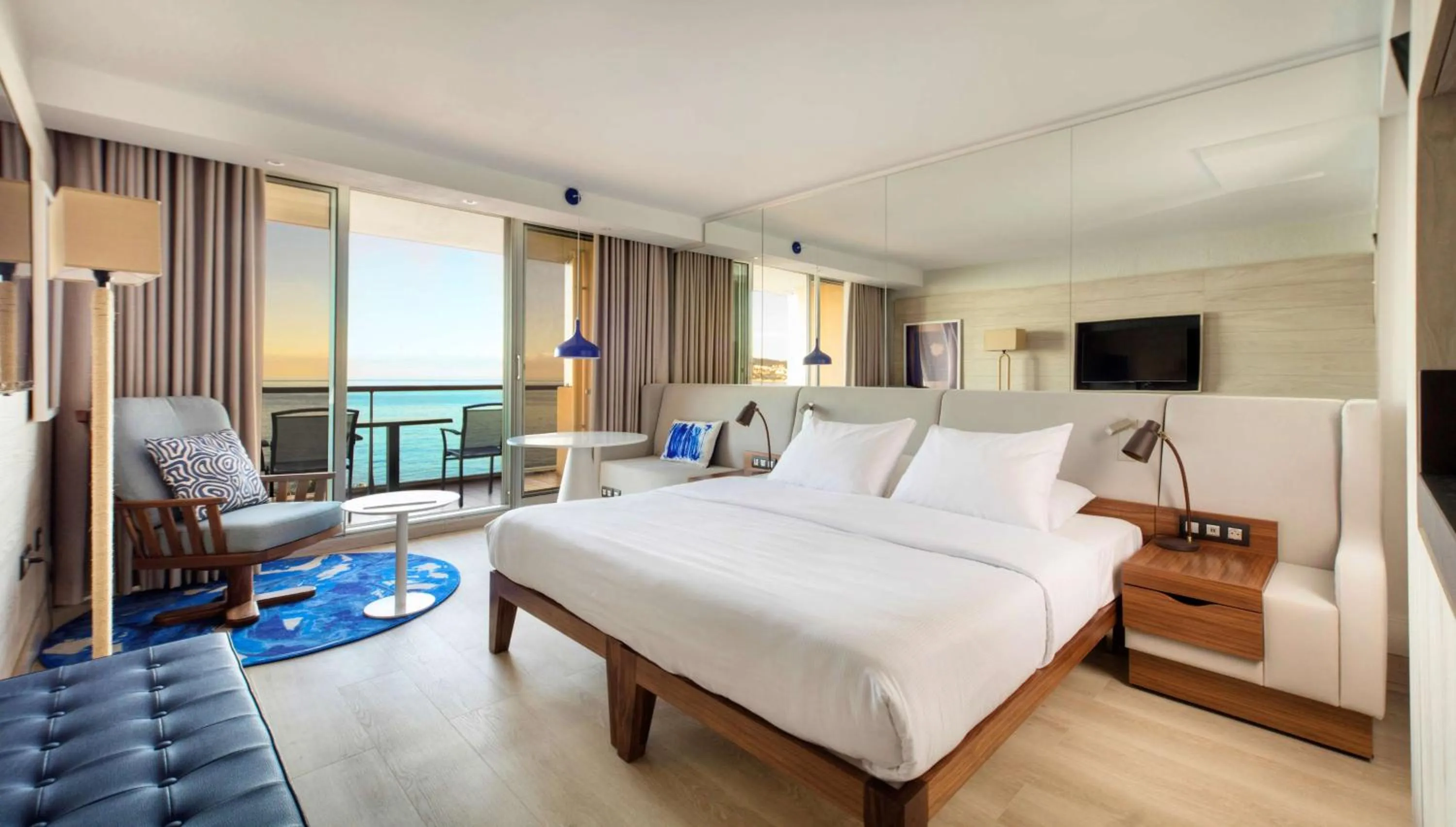 Premium Room with Sea View and Terrace in Radisson Blu Hotel Nice