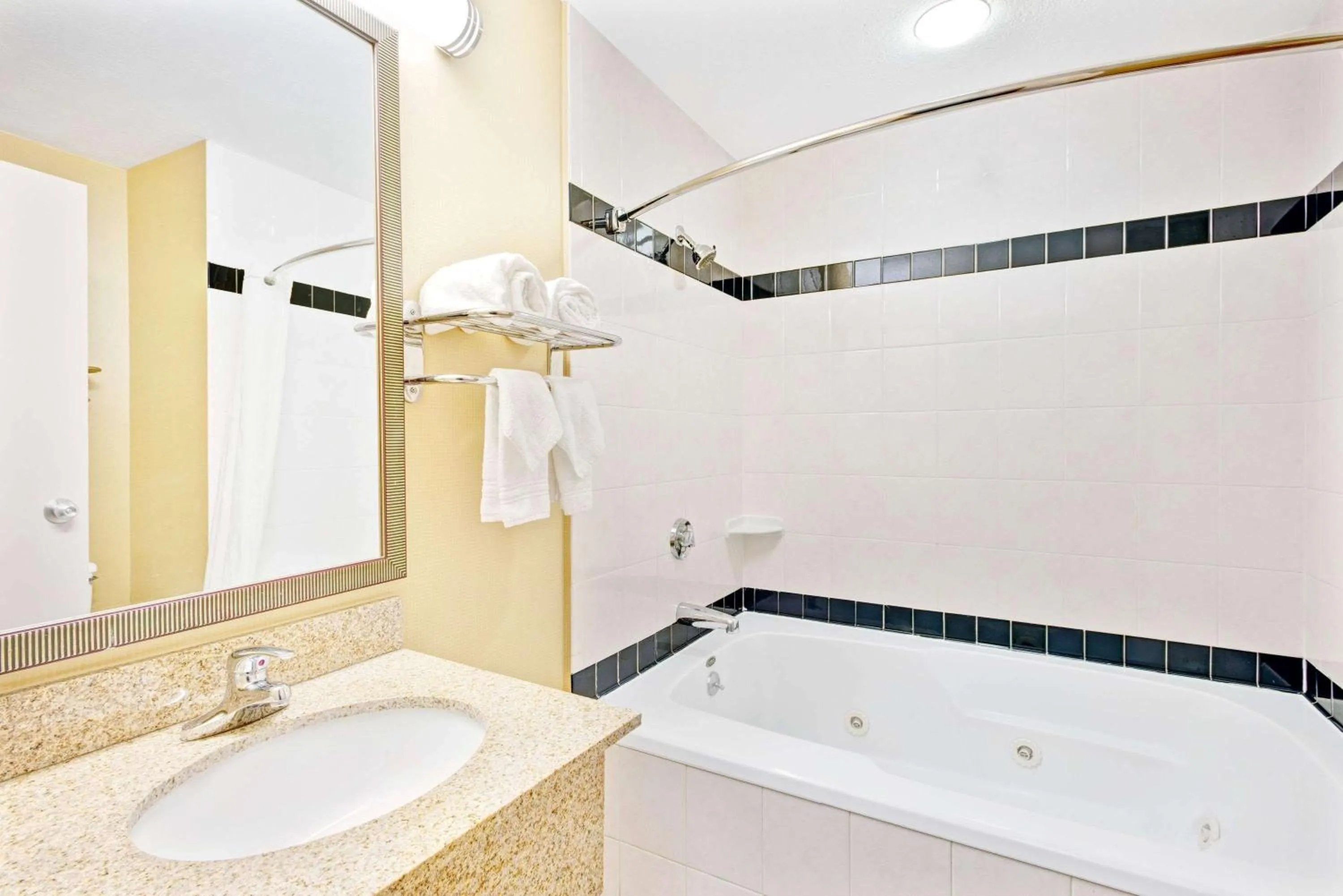 King Studio Suite - Non-Smoking in Super 8 by Wyndham Brockton