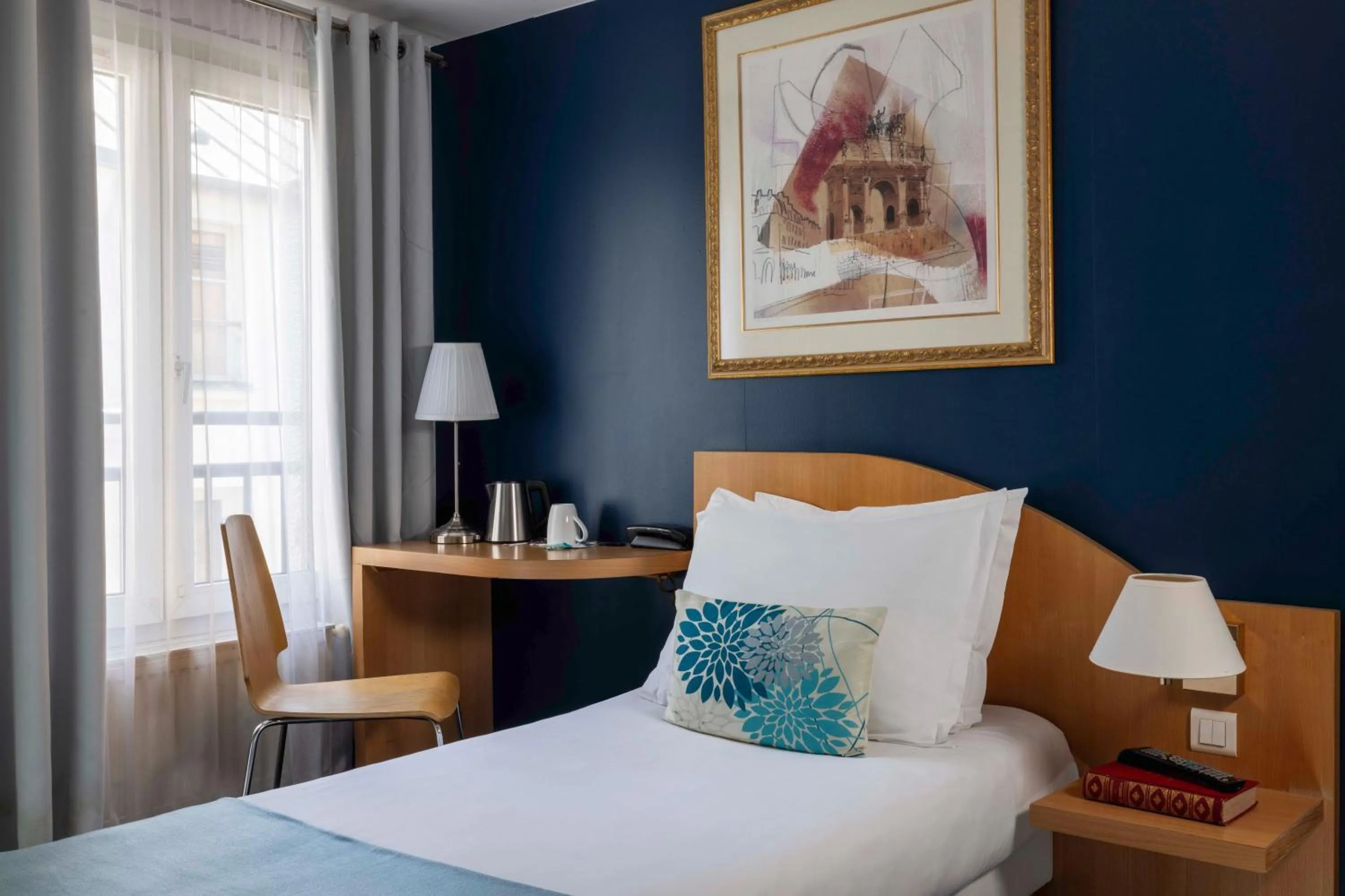 Budget Single Room in Grand Hotel du Calvados - Opera