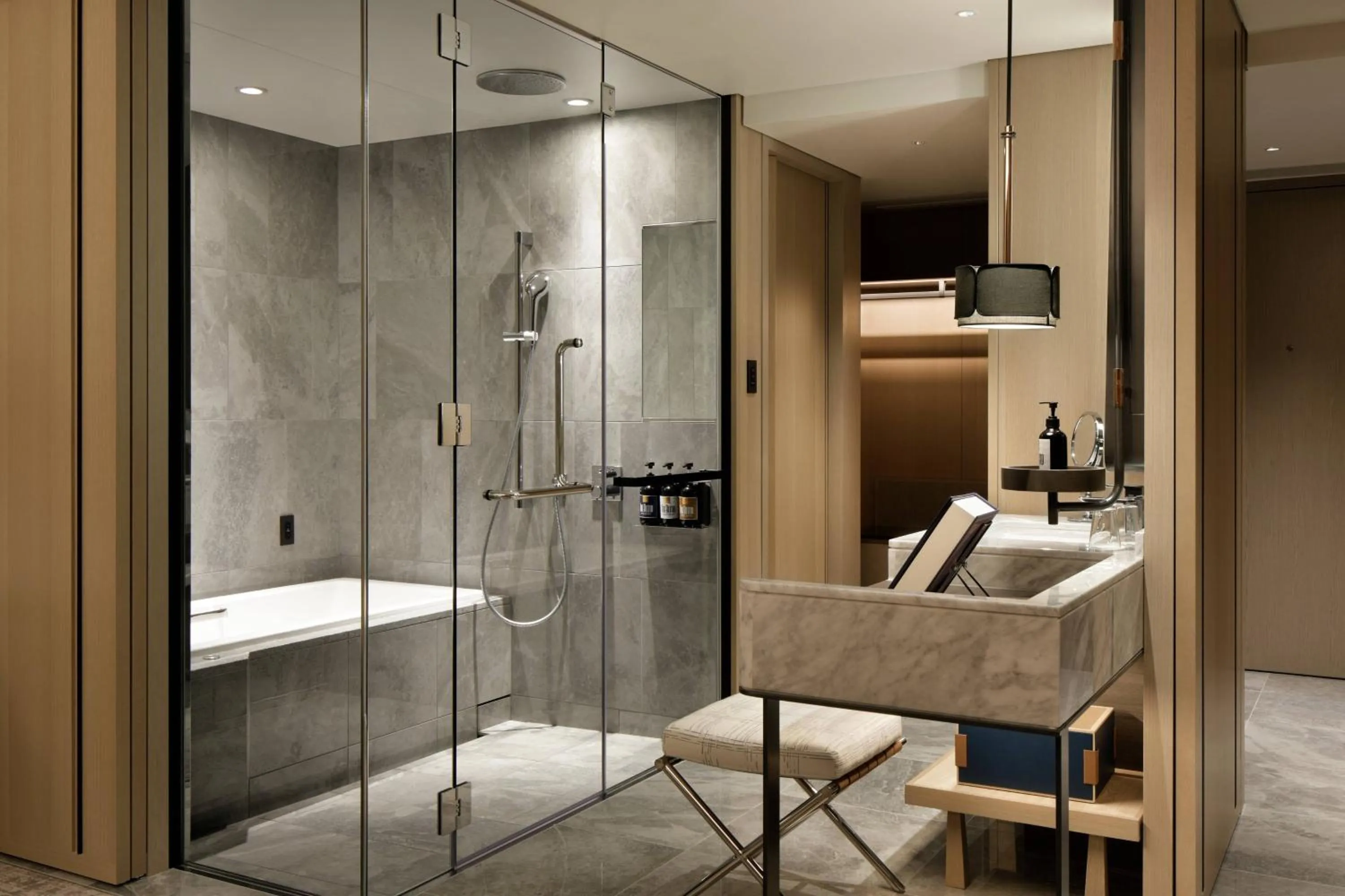 chapter 2 King in mesm Tokyo, Autograph Collection