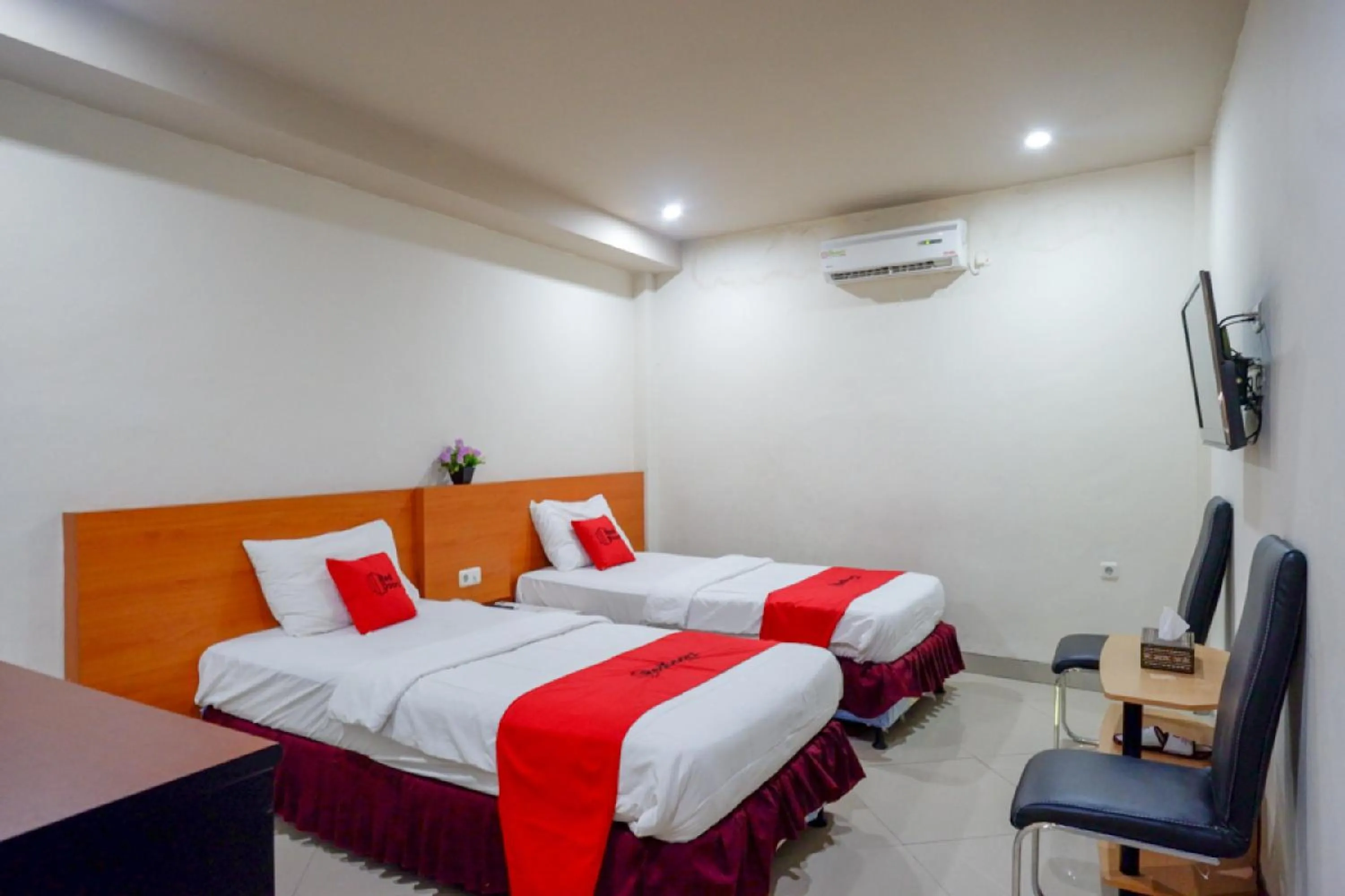 Superior Twin Room in RedDoorz Plus @ Cameloan Hotel Palu