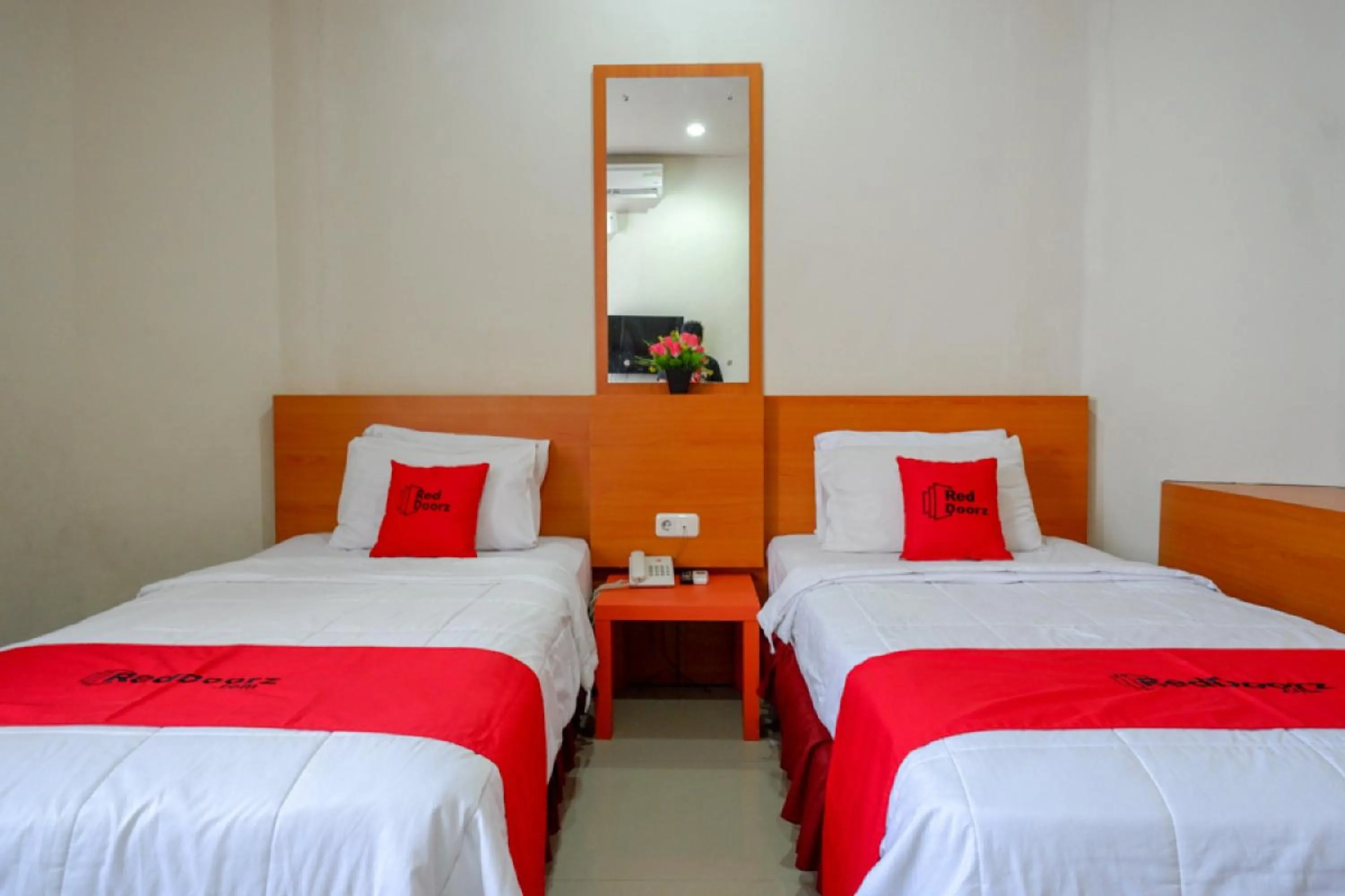Deluxe Twin Room in RedDoorz Plus @ Cameloan Hotel Palu