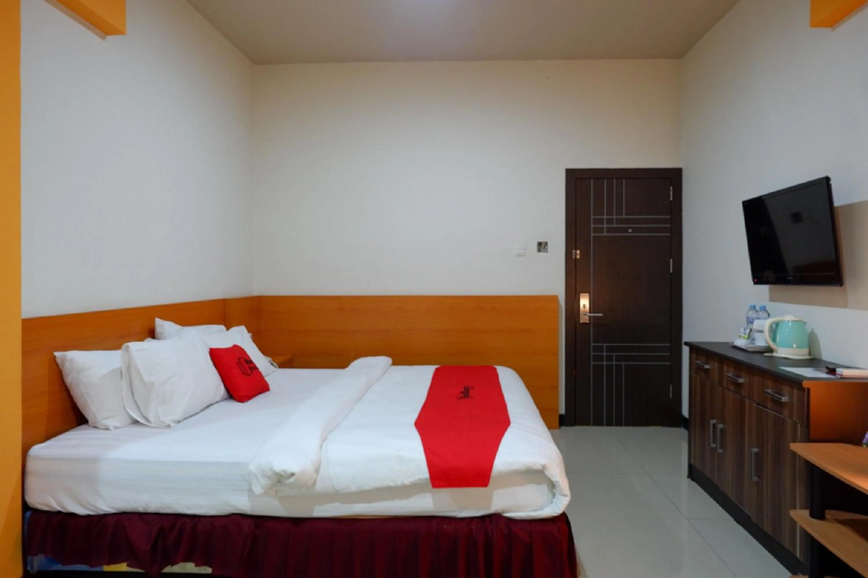 Superior Double Room in RedDoorz Plus @ Cameloan Hotel Palu