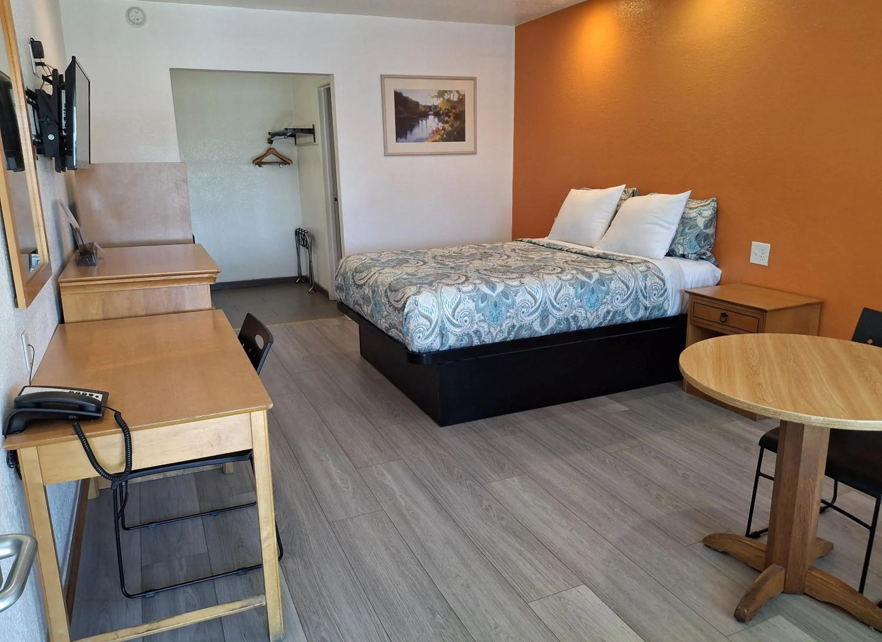 Queen Room - Non-Smoking in Rodeway Inn Alameda-Oakland