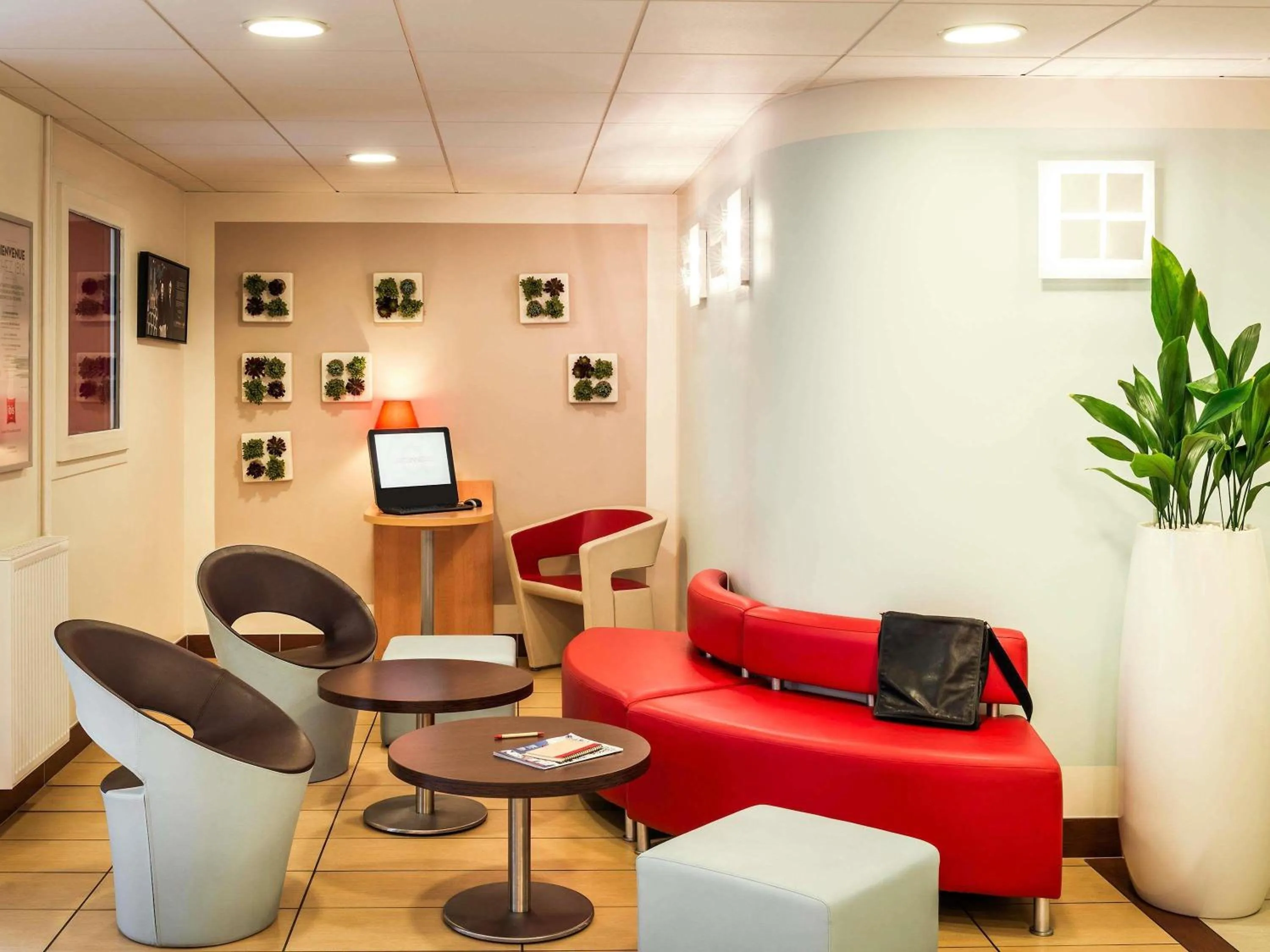 Property building in ibis Massy