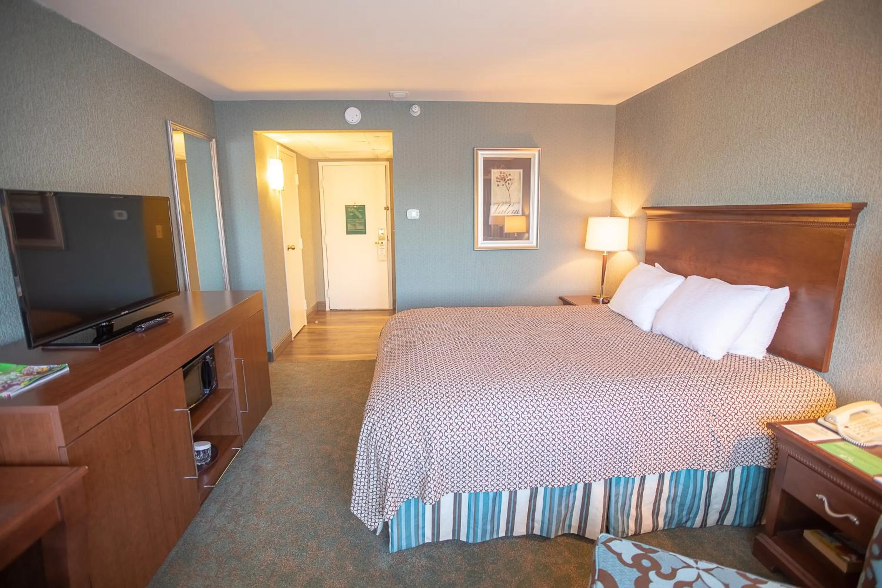 Queen Room in Turf Valley Resort