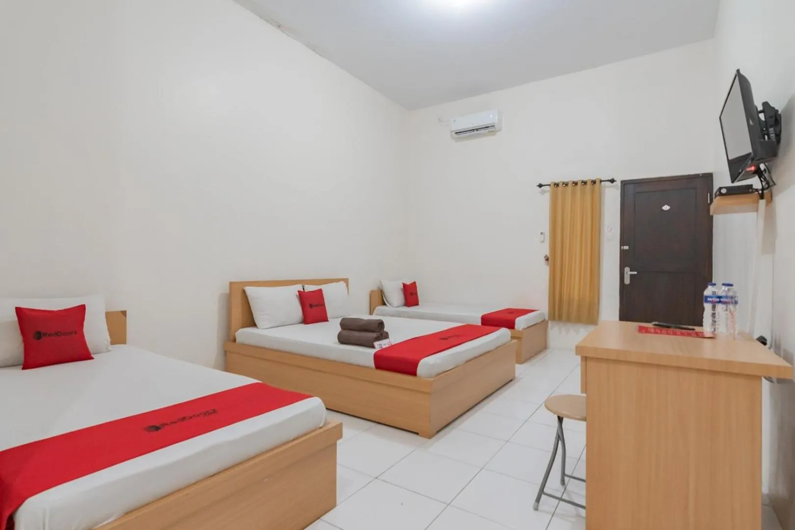 Family Room in RedDoorz near Universitas Siliwangi Tasikmalaya