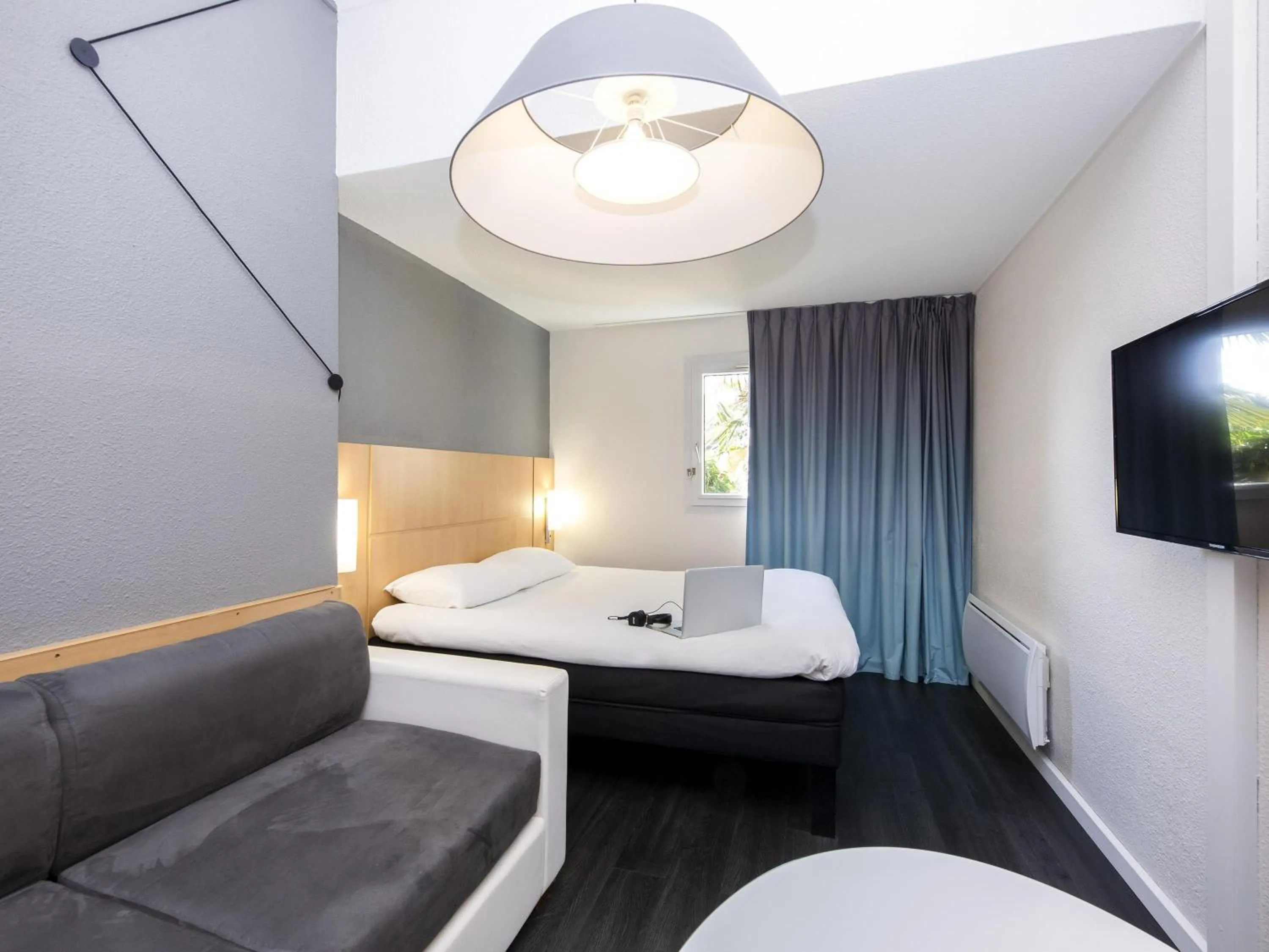 Standard Room with One Double Bed and Two Single Beds in ibis Sisteron