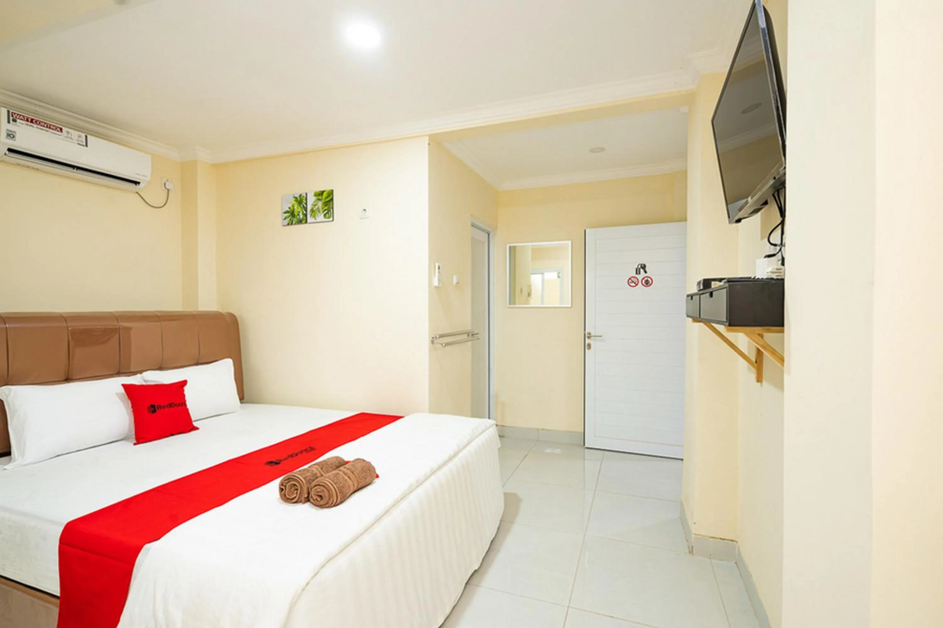 Deluxe Room in RedDoorz Syariah near Exit Toll Ciawi