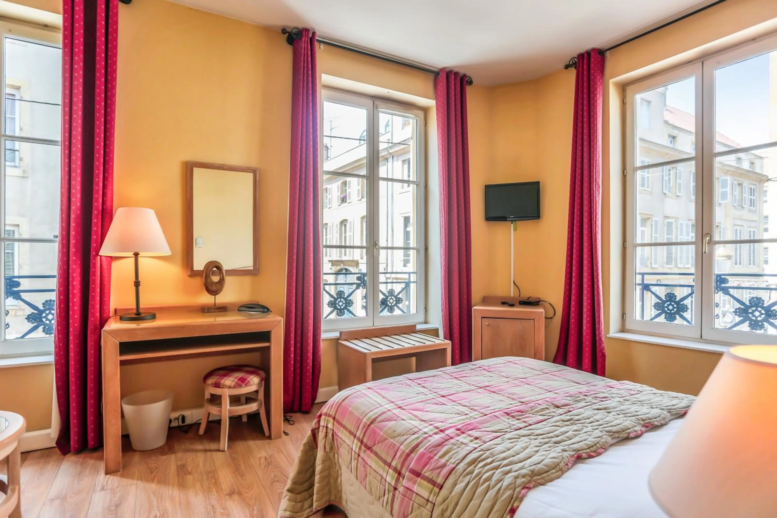 Superior Double or Twin Room in Hôtel Du Théâtre Centre Historique - Parking Souterrain Public Gratuit