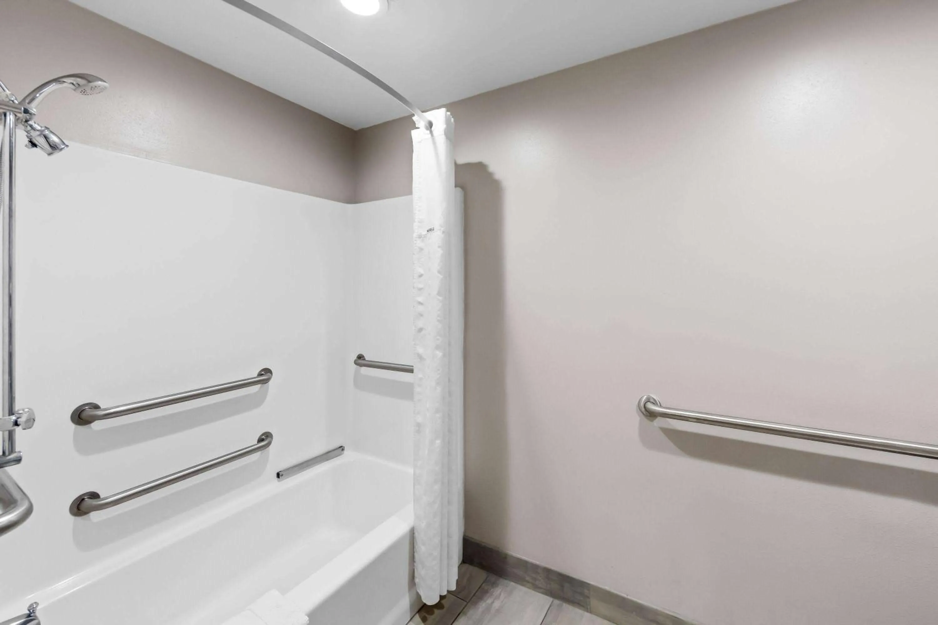 King Room - Disability Access - Non-Smoking in Howard Johnson by Wyndham Jackson