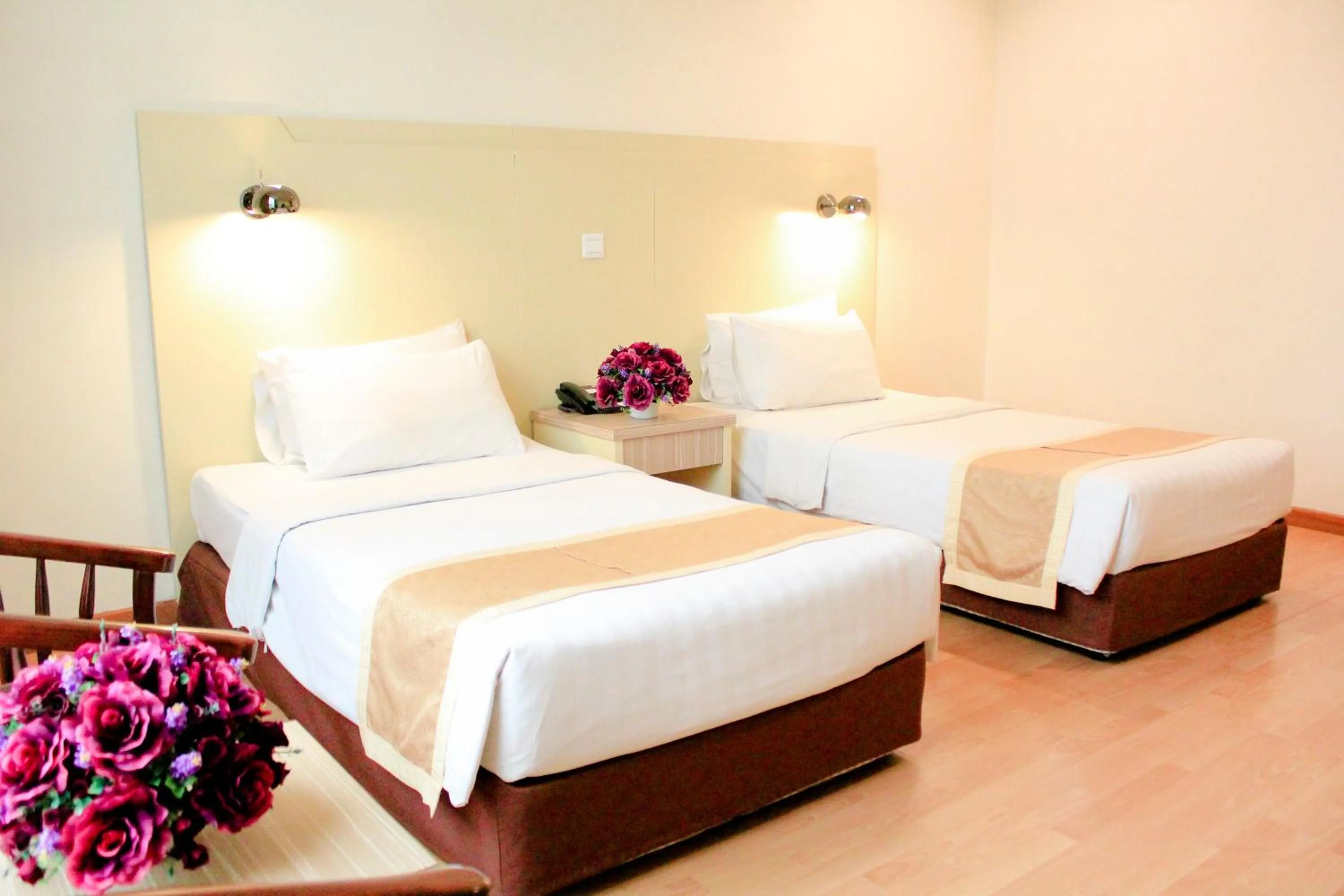 Deluxe Twin Room in Tower Regency Hotel & Apartments
