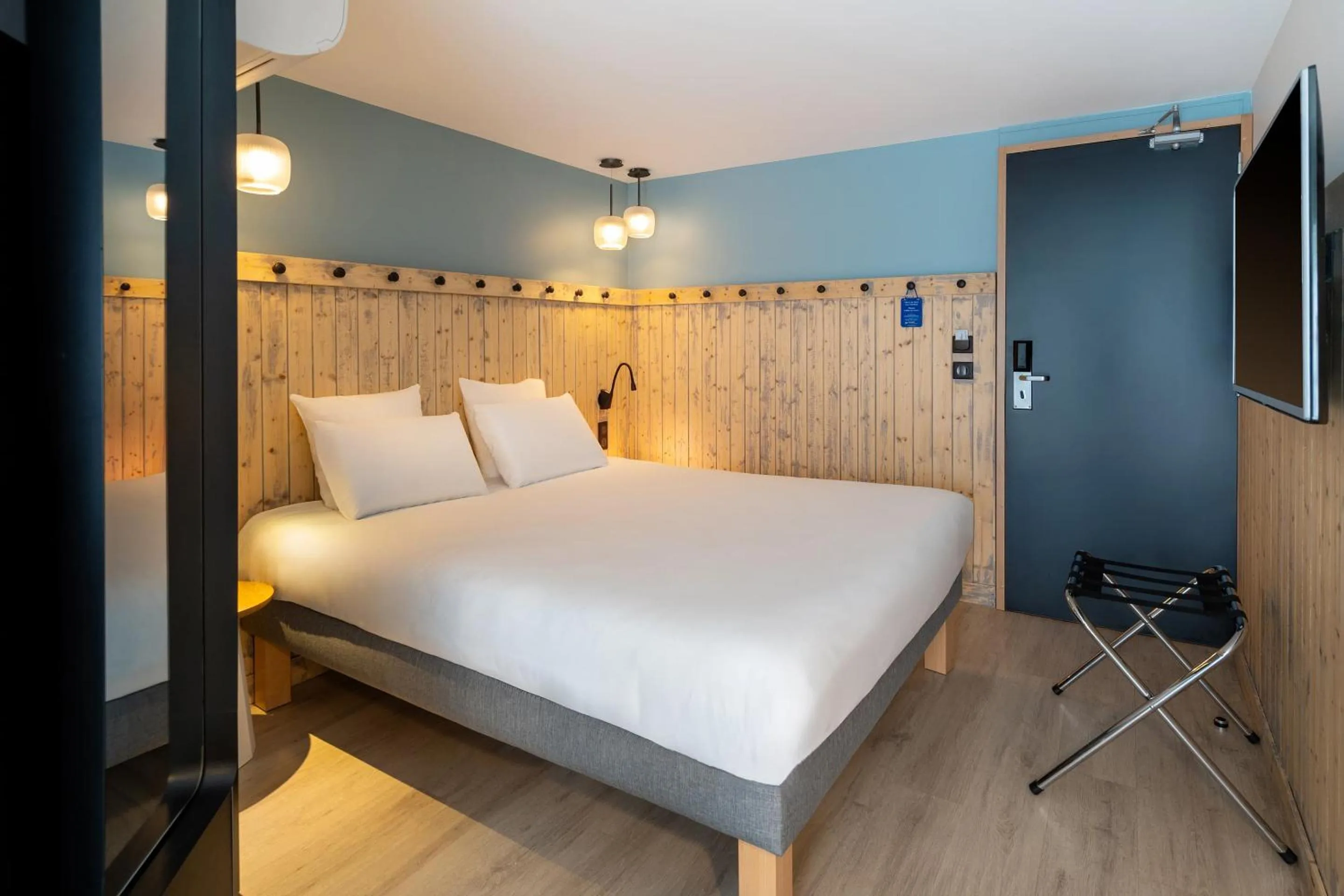 Standard Queen Room - Non-Smoking in Best Western Bourgoin Jallieu