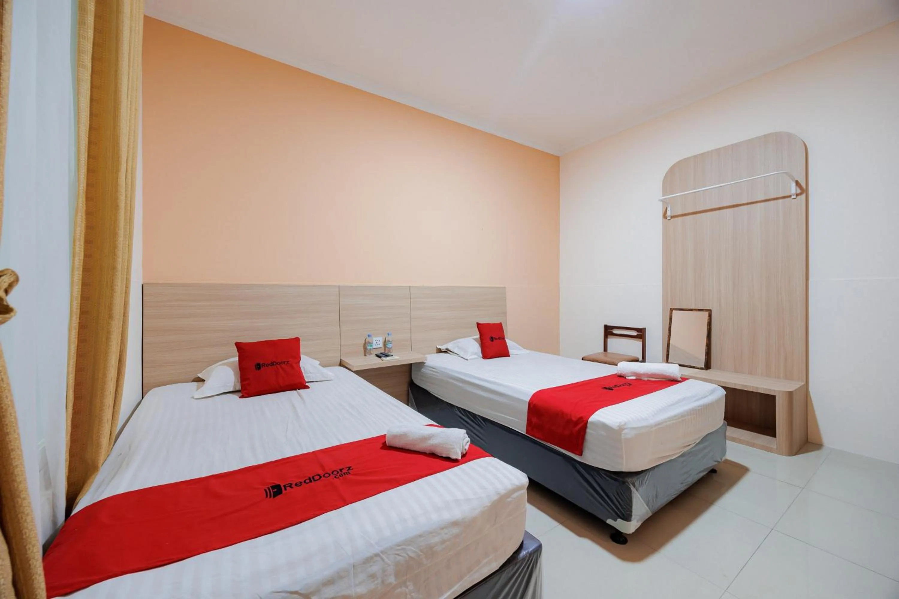 Standard Twin Room in RedDoorz near Siloam Karawaci 3