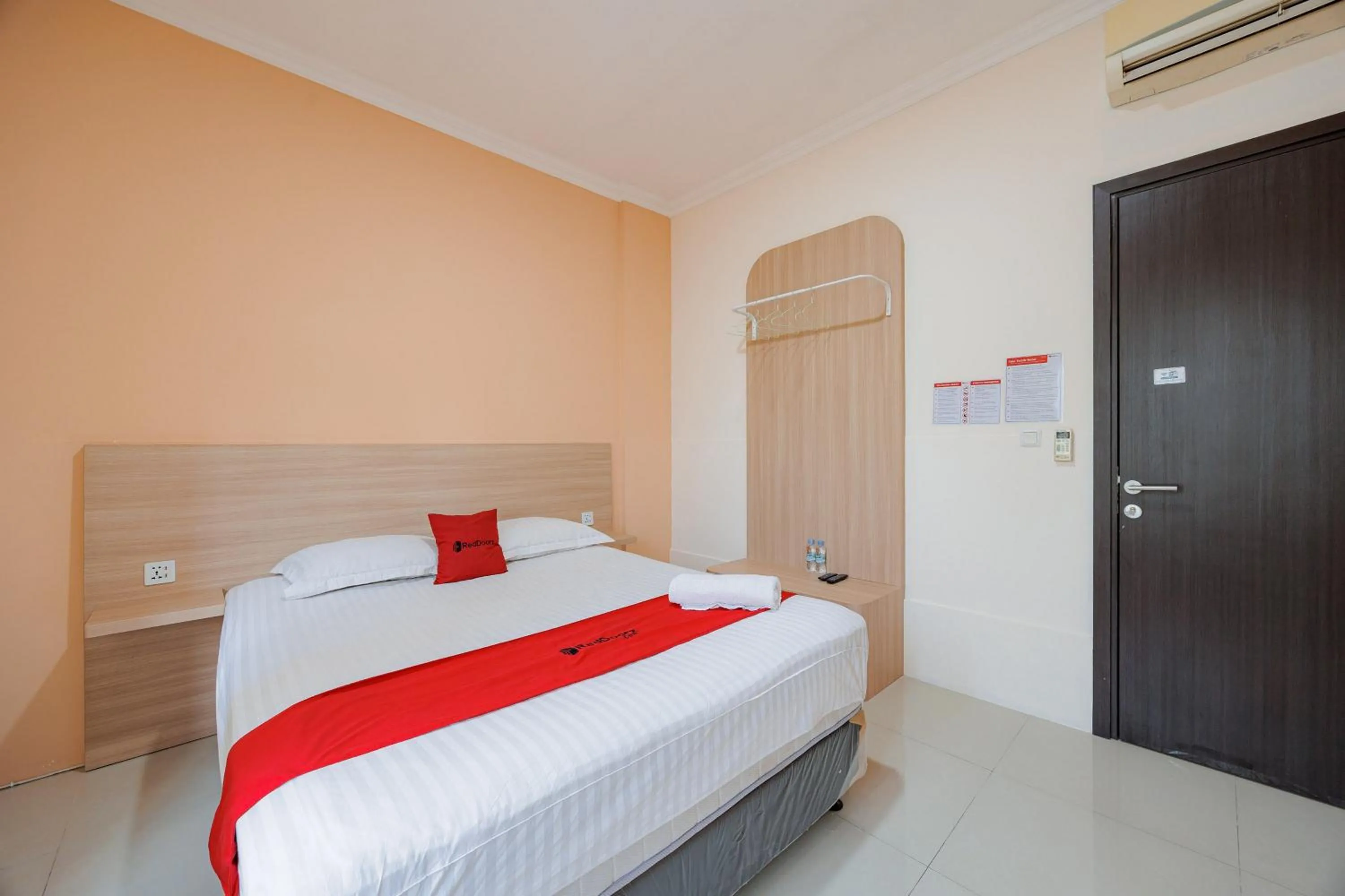 Standard Double Room in RedDoorz near Siloam Karawaci 3
