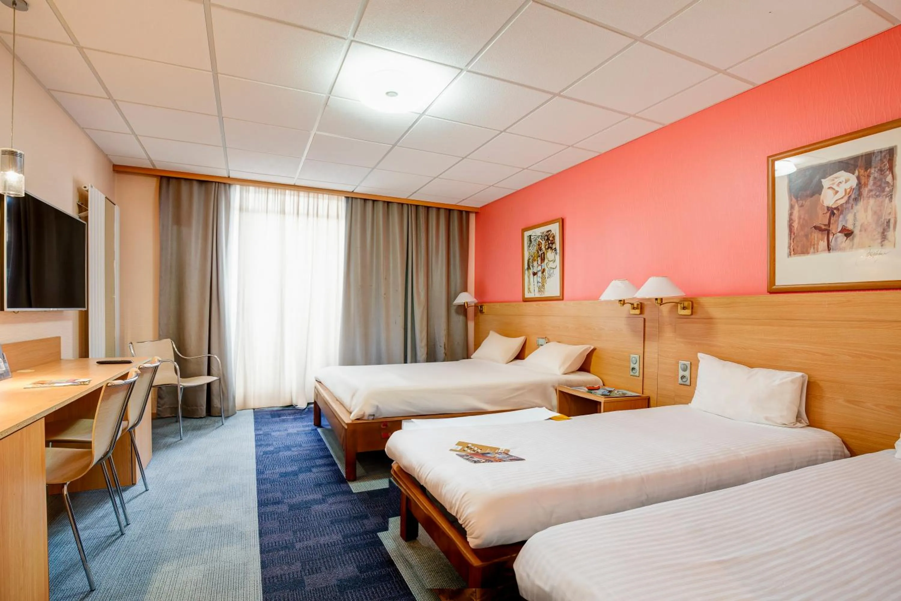 Standard Room with One Double Bed and Two Single Beds in Kyriad Montbeliard Sochaux
