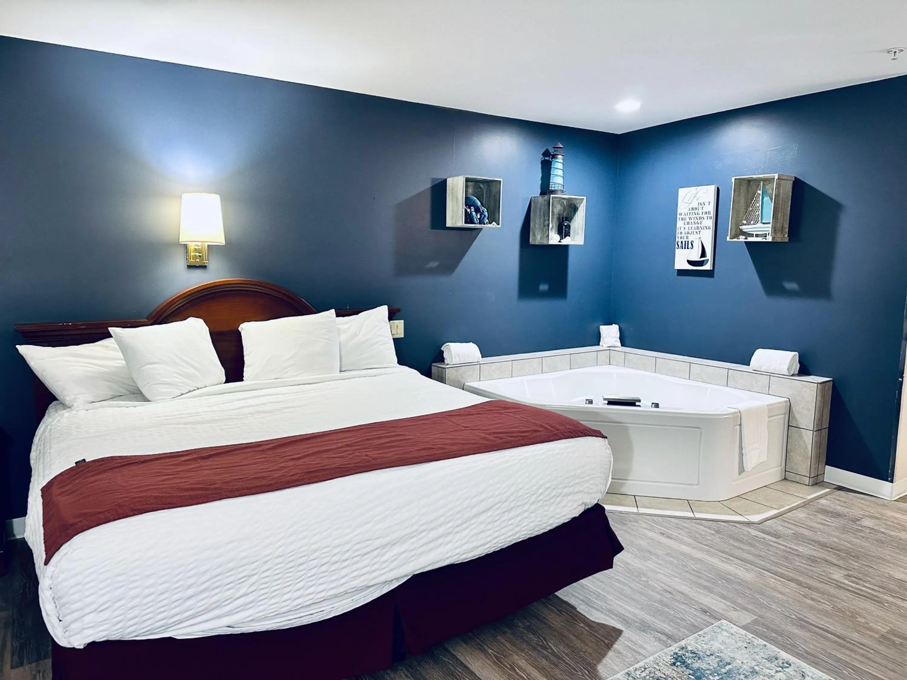 Deluxe King Room in Ivey's Motor Lodge