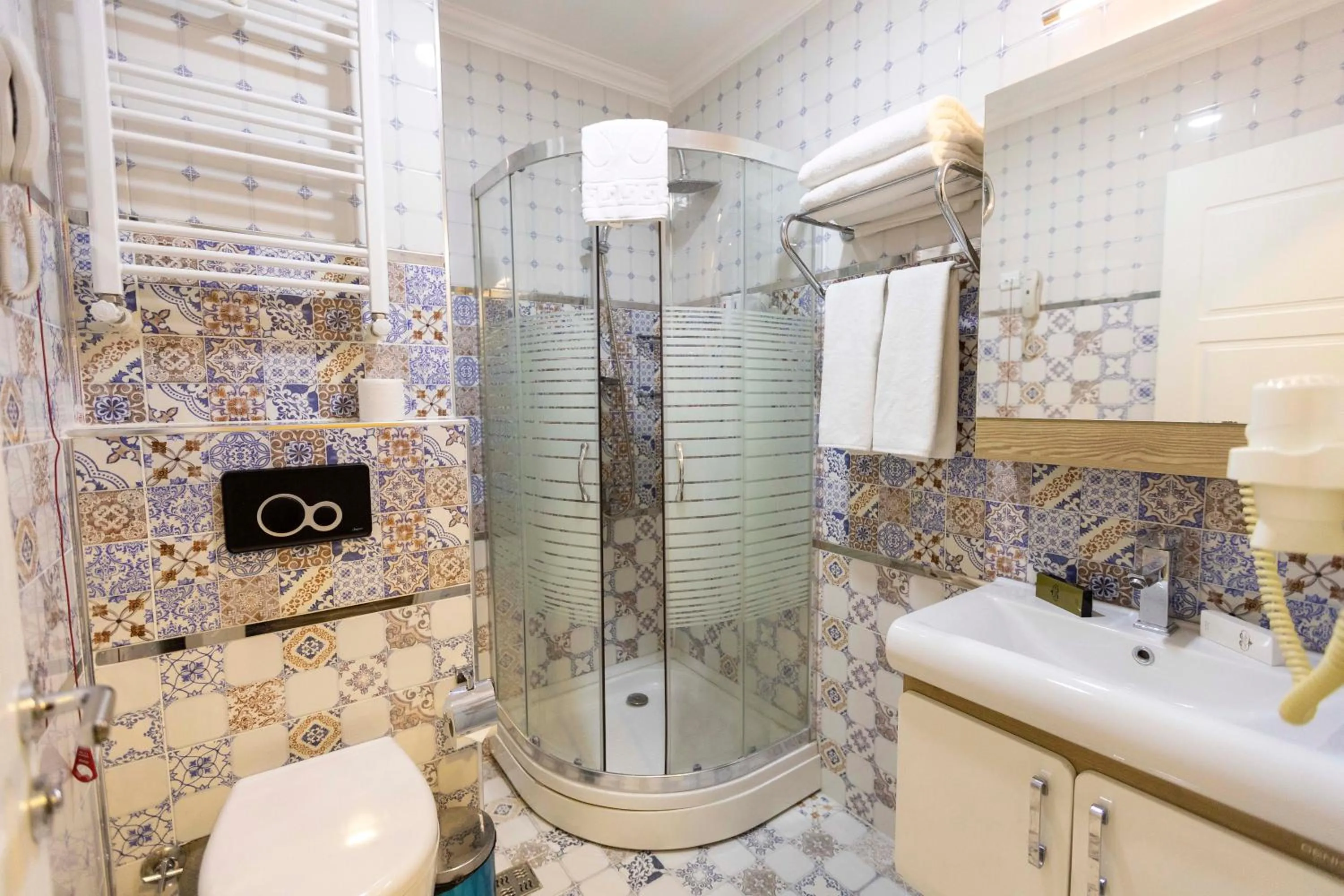 Standard Twin Room in World Point Hotel Besyol