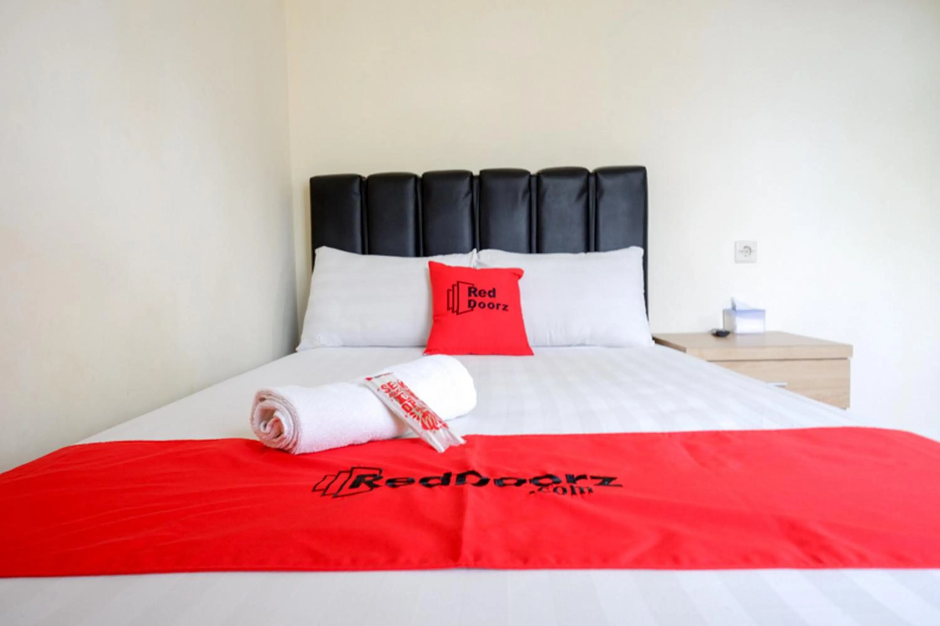 Single Room - single occupancy in RedDoorz Syariah near Purwosari Train Station