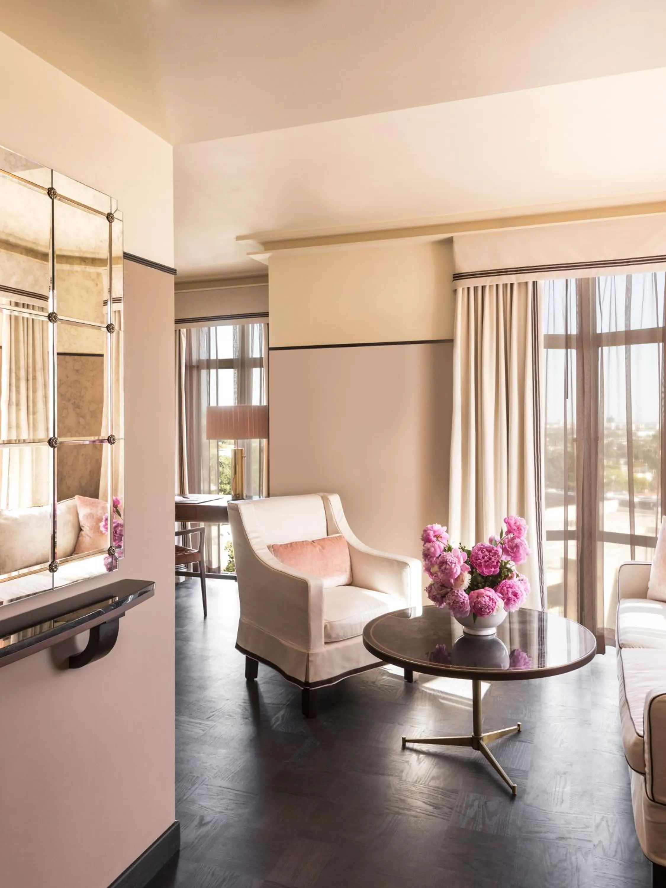 Deluxe King Suite in Sunset Tower Hotel