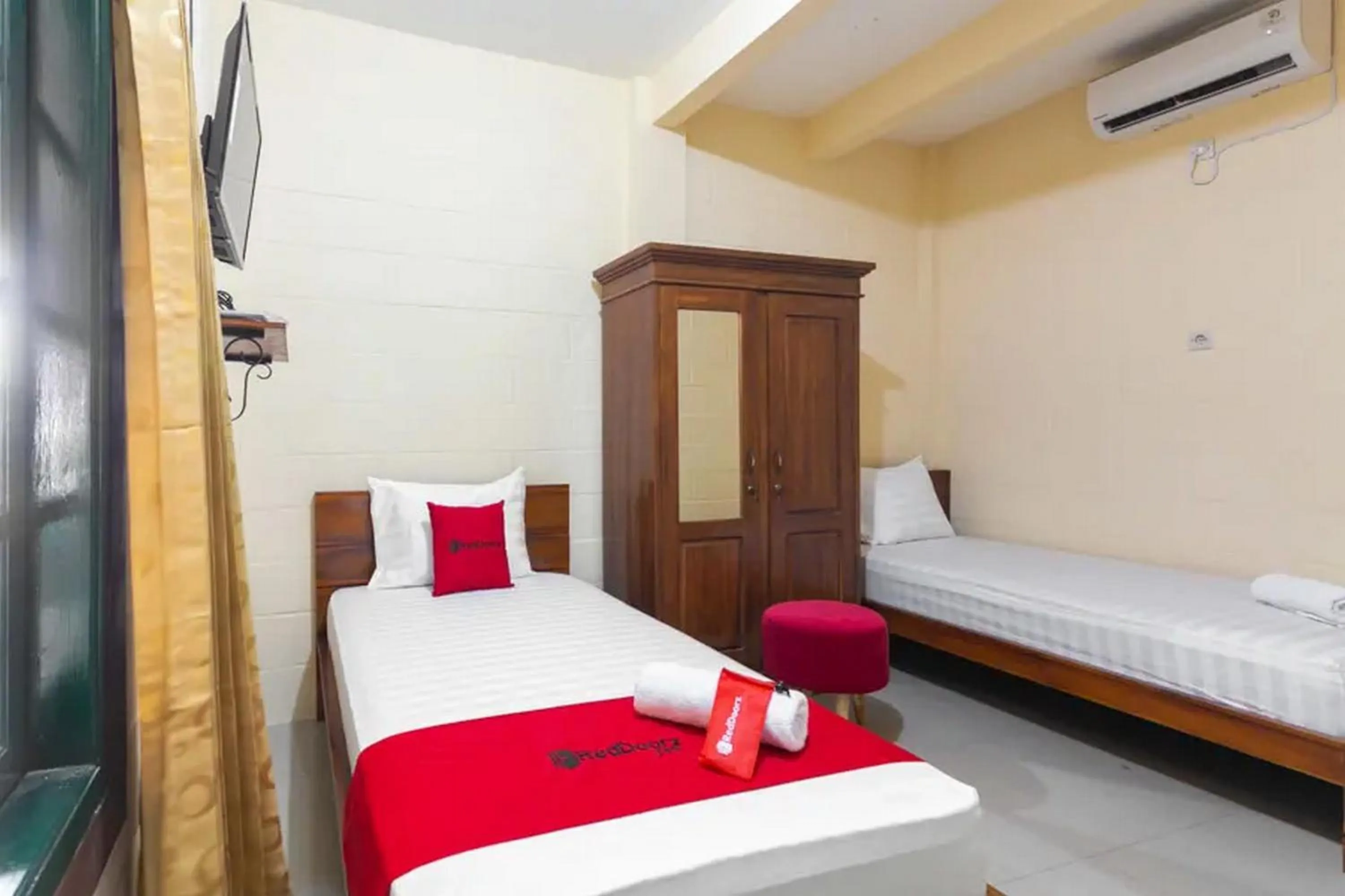 Twin Room in RedDoorz Syariah near Titik Nol Yogyakarta