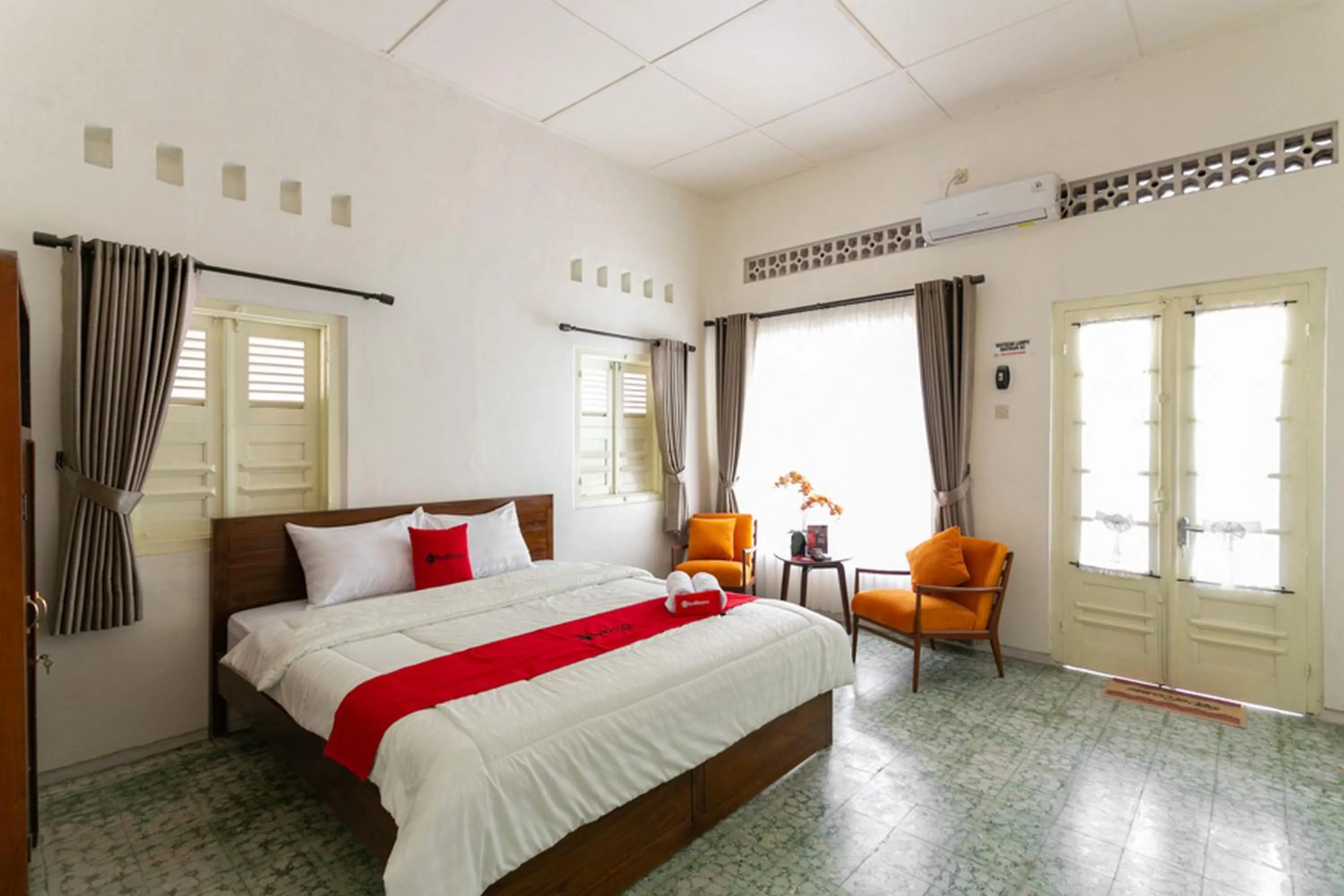 Junior Suite in RedDoorz Syariah near Titik Nol Yogyakarta