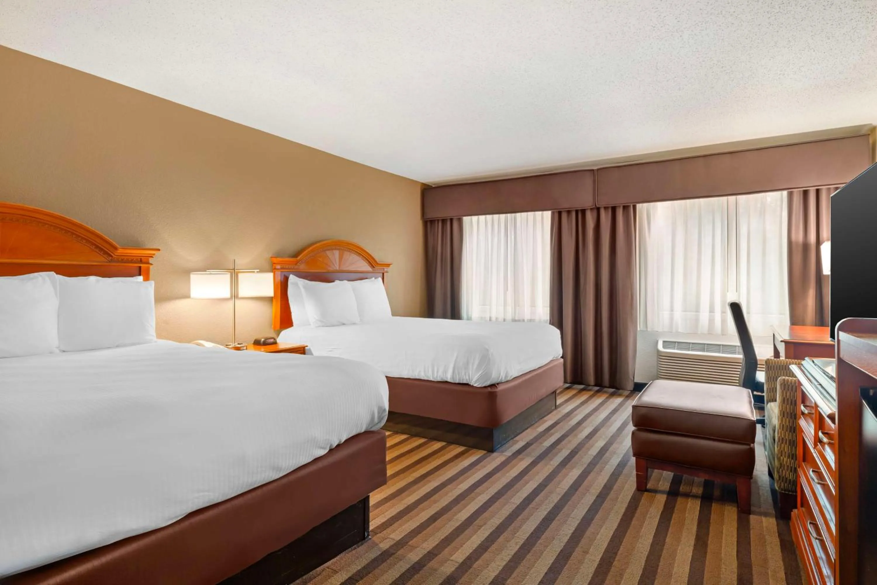 Queen Room with Two Queen Beds - Disability Access in Best Western Rockland