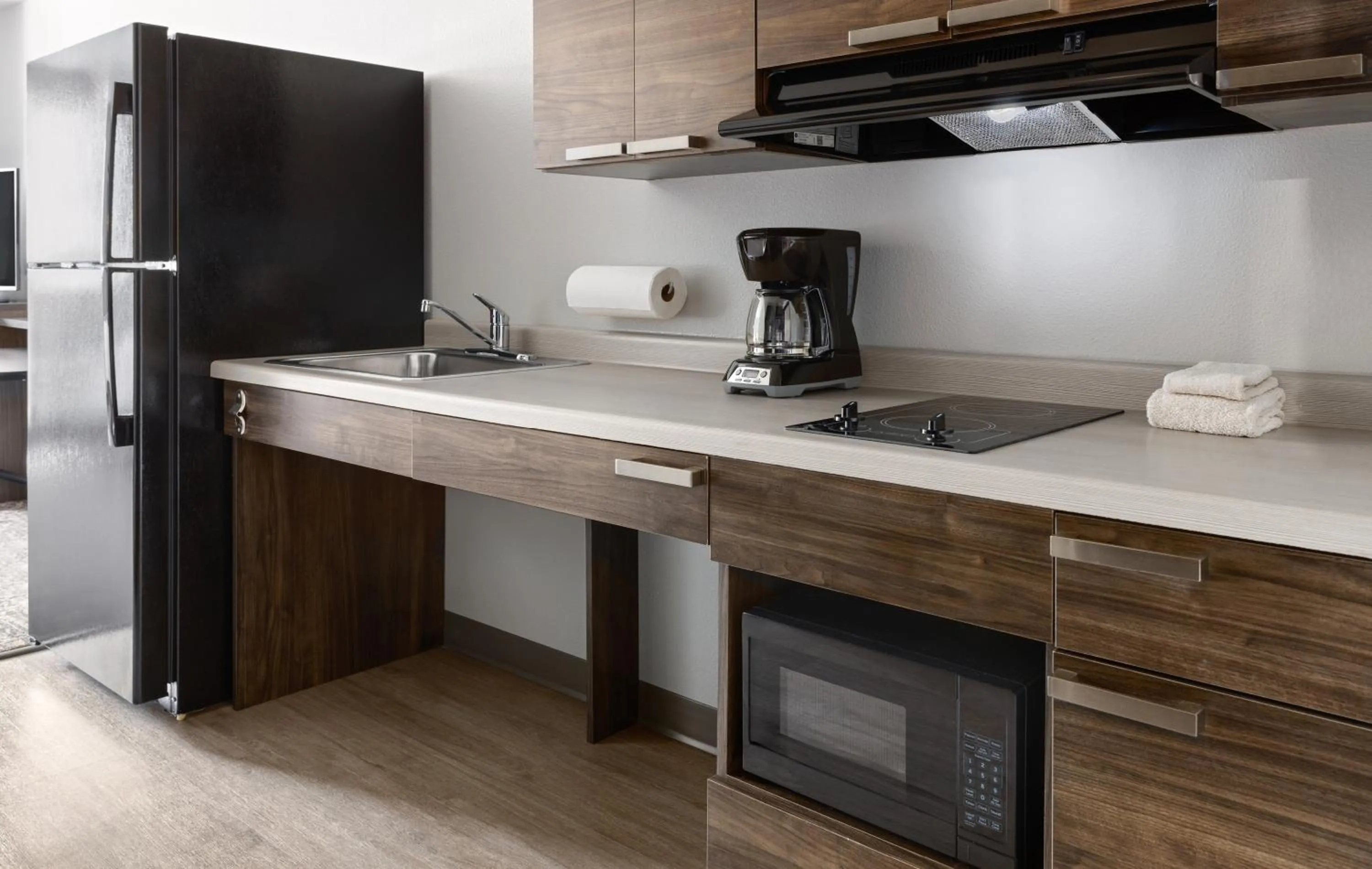 Queen Room - Hearing & Mobility Accessible - Roll In Shower in My Place Hotel-Shakopee, MN