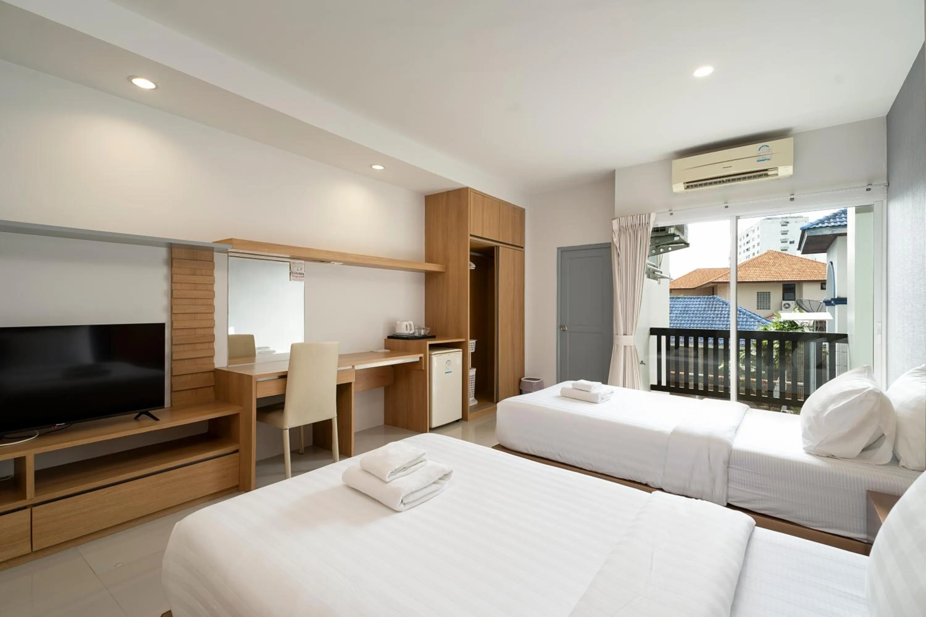 Superior Twin Room in Riski Residence Ngamwongwan