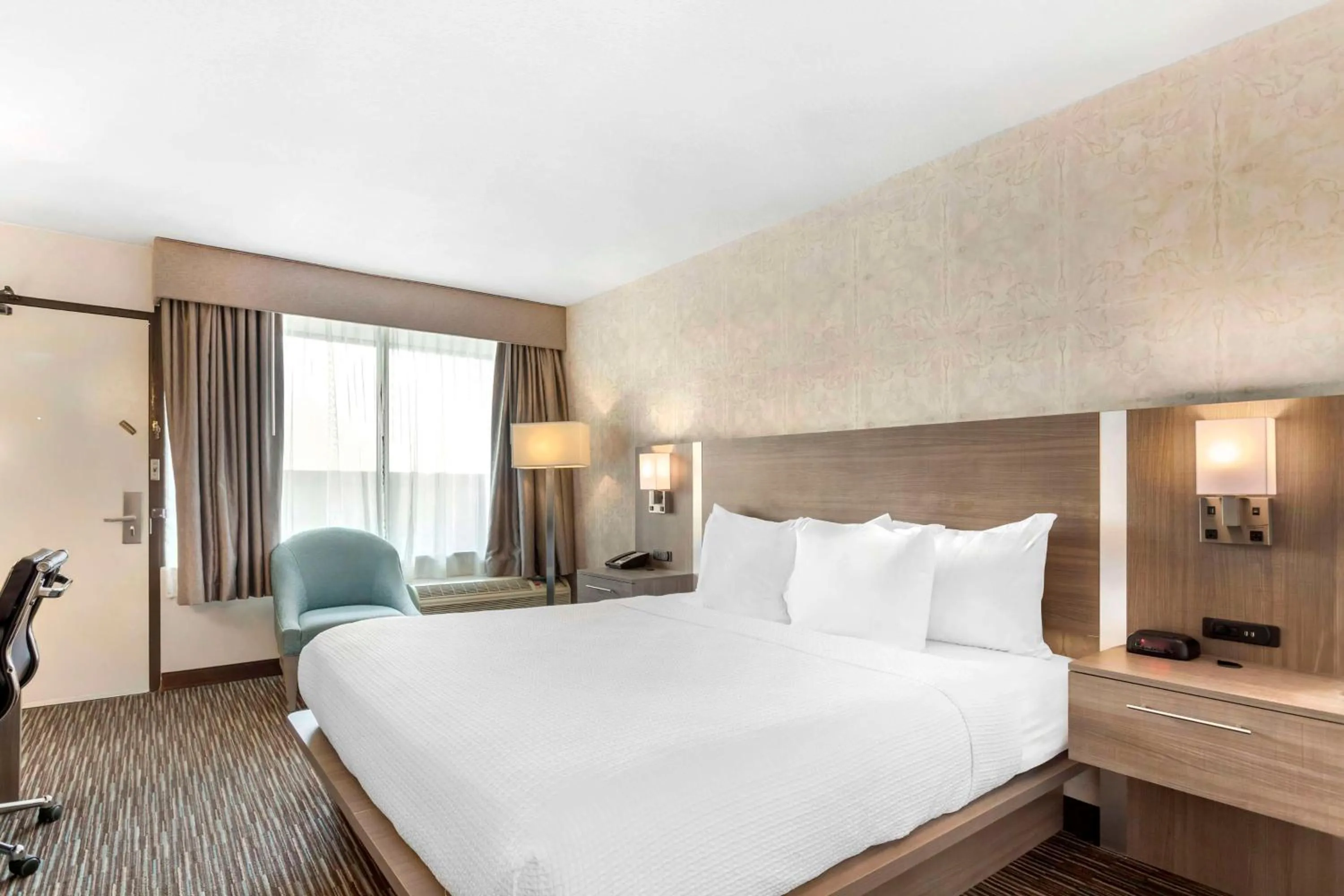 King Room - Non-Smoking in Best Western Mill River Manor