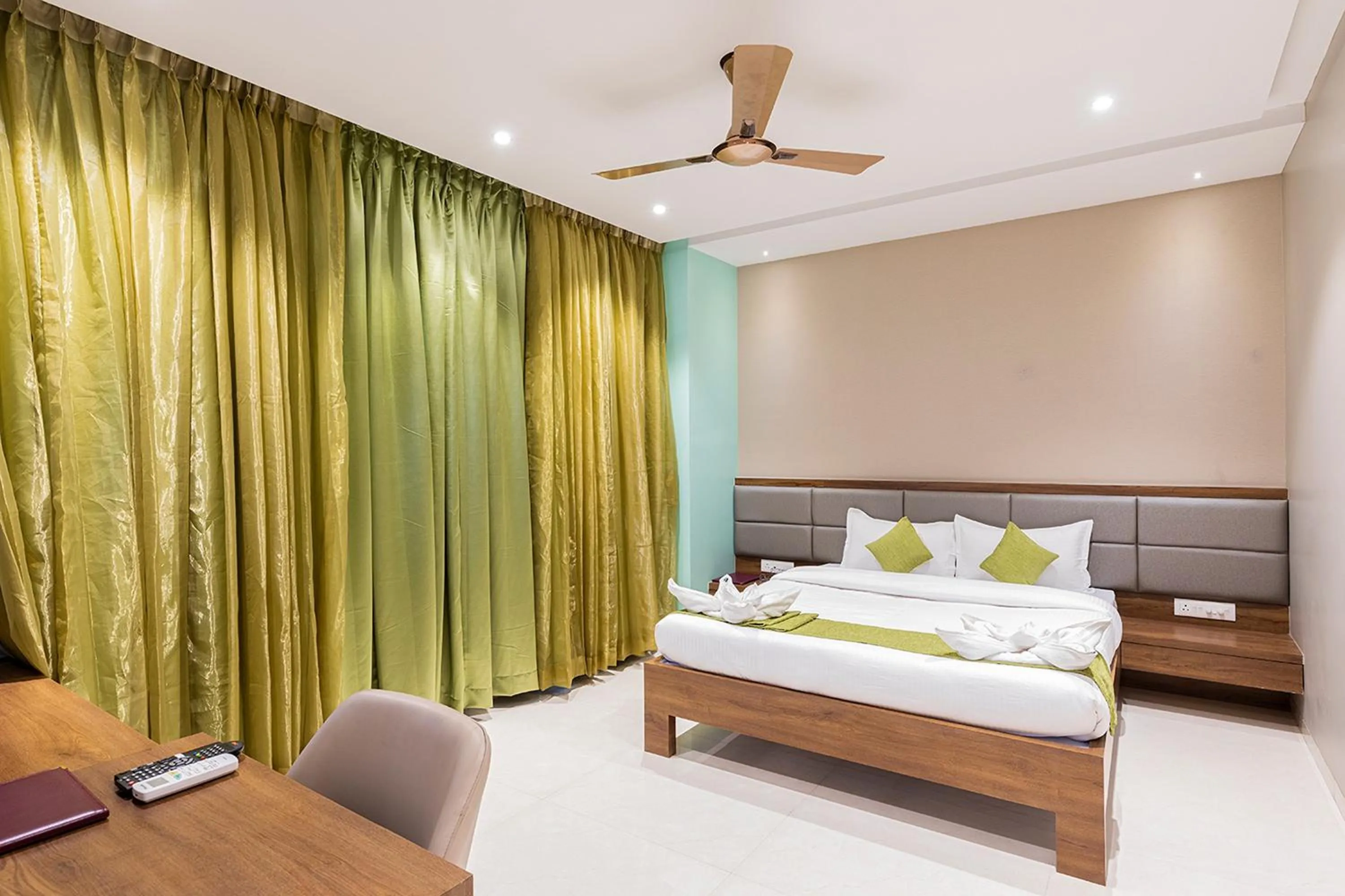 Suite with Hot Tub in Hotel Seven Oaks