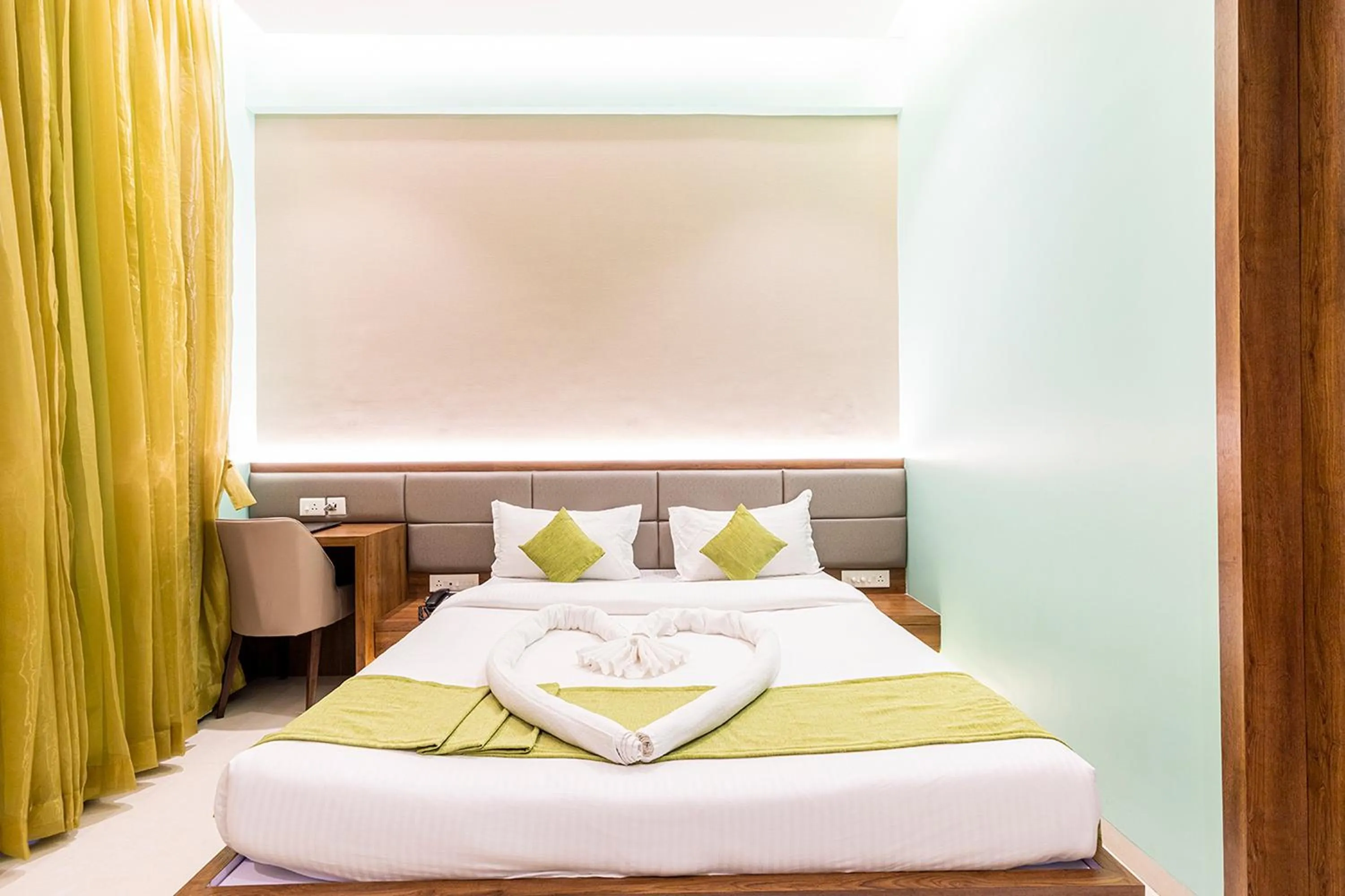 Deluxe Double Room in Hotel Seven Oaks