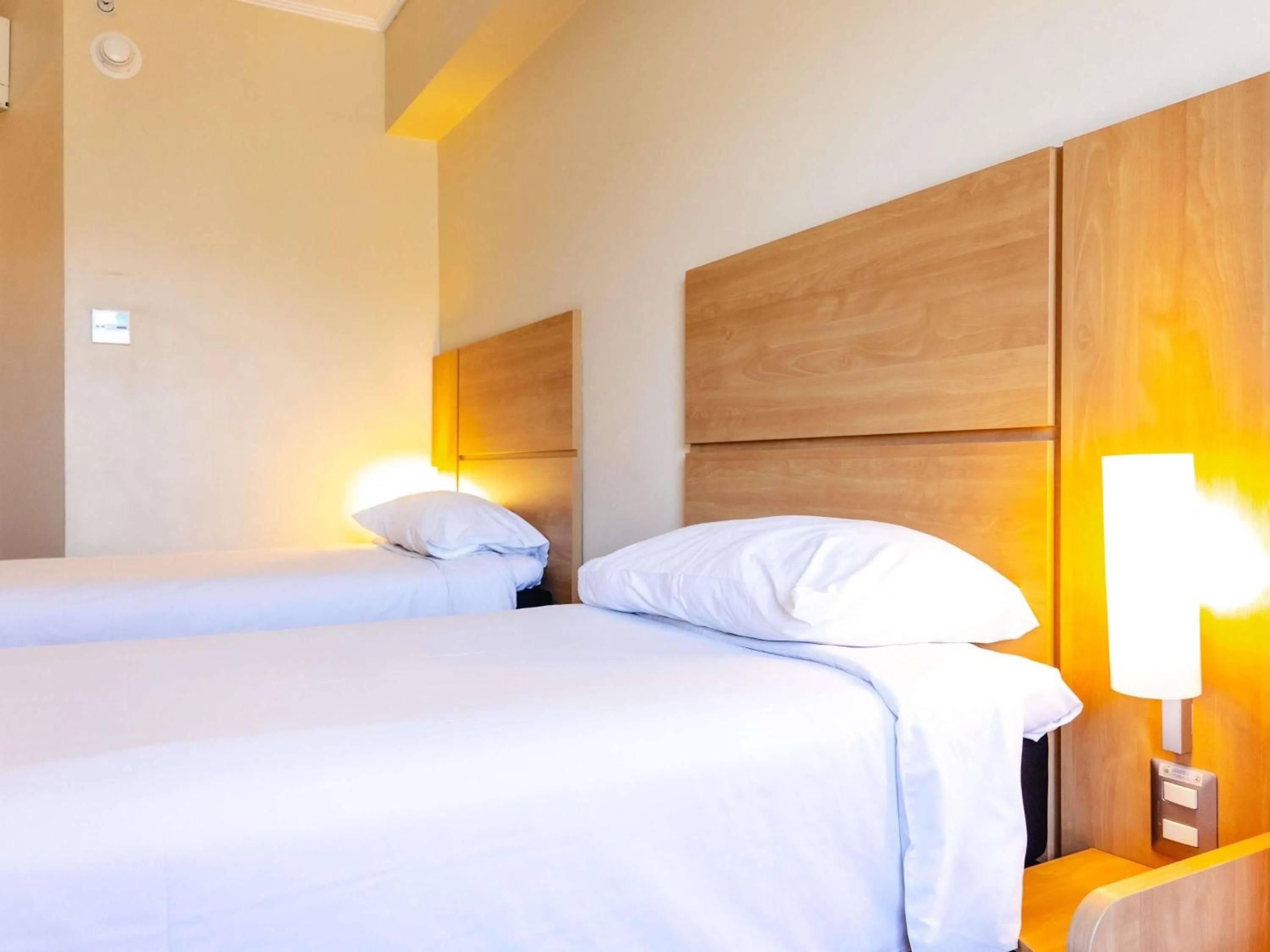 Standard Twin Room in ibis Valparaiso