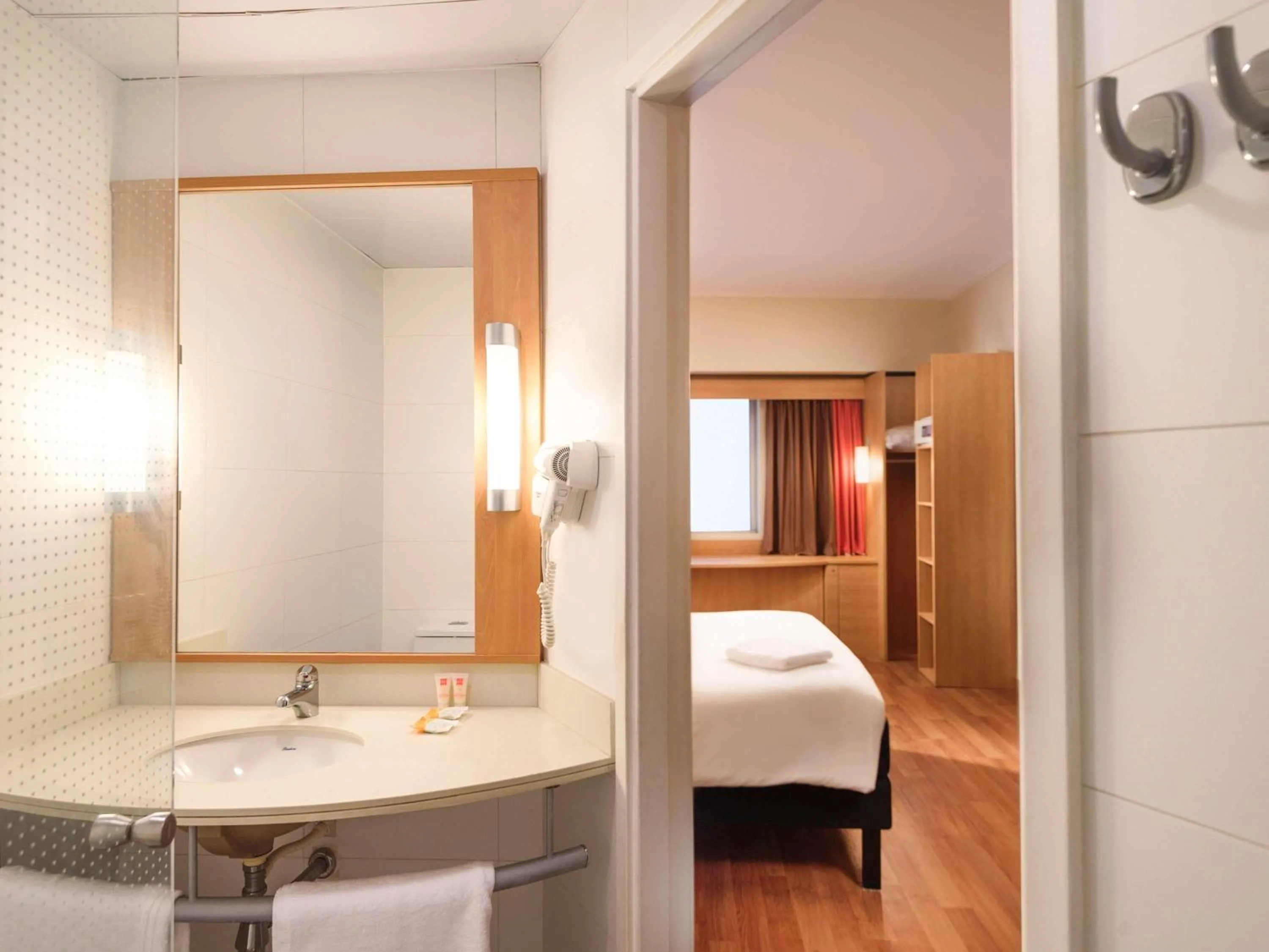 Standard Queen Room in ibis Valparaiso