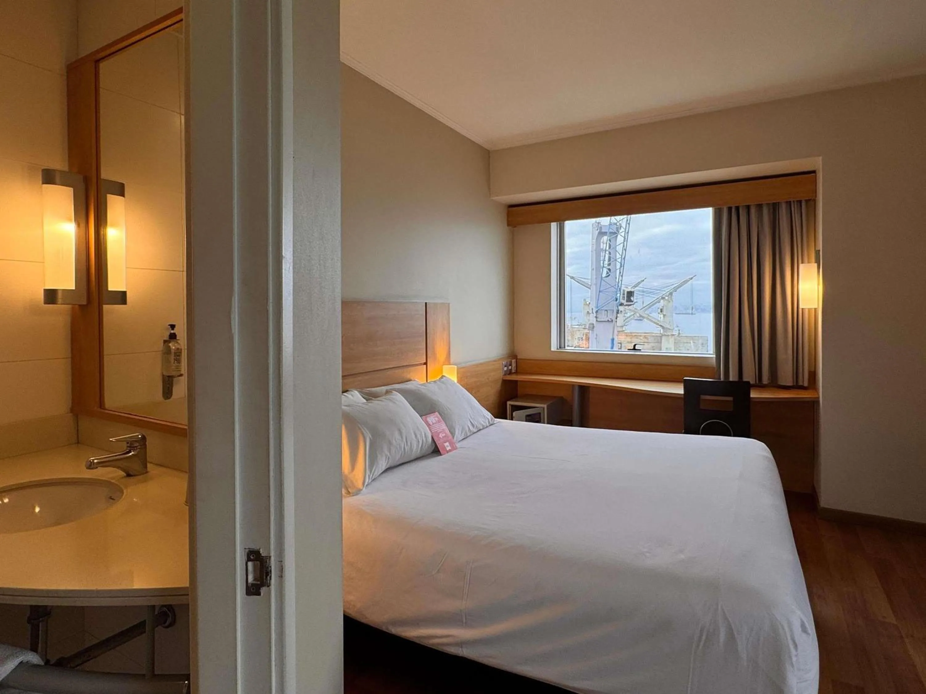 Queen Room with Sea View in ibis Valparaiso