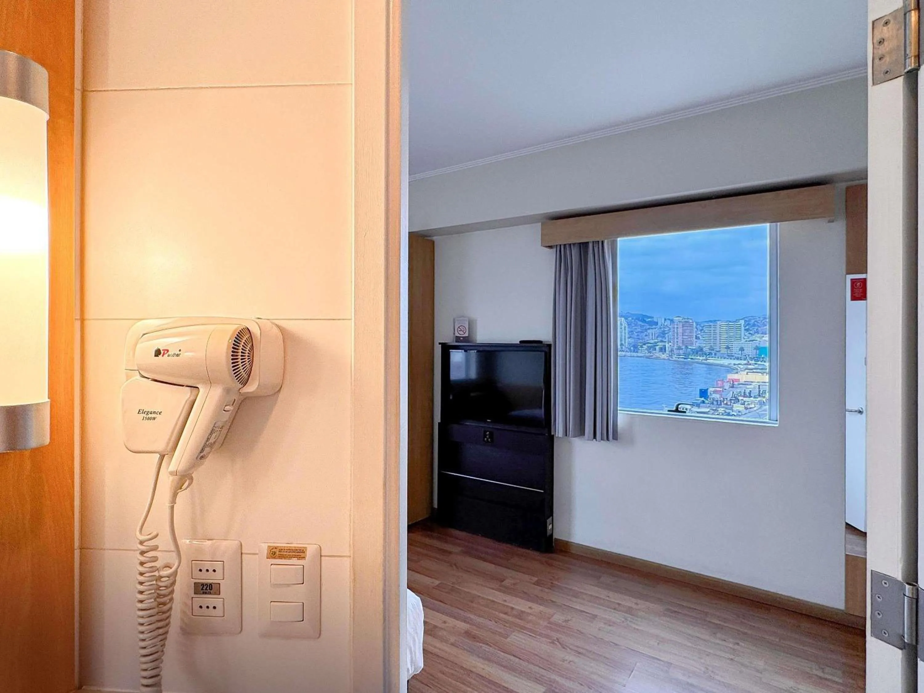 Twin Room with Sea View in ibis Valparaiso
